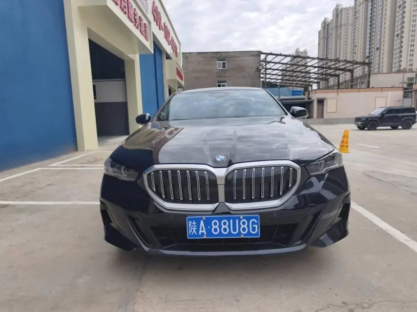 BMW 5 Series 2026 model 525Li 48V 2.0T M Sport Package automatic transmission 2