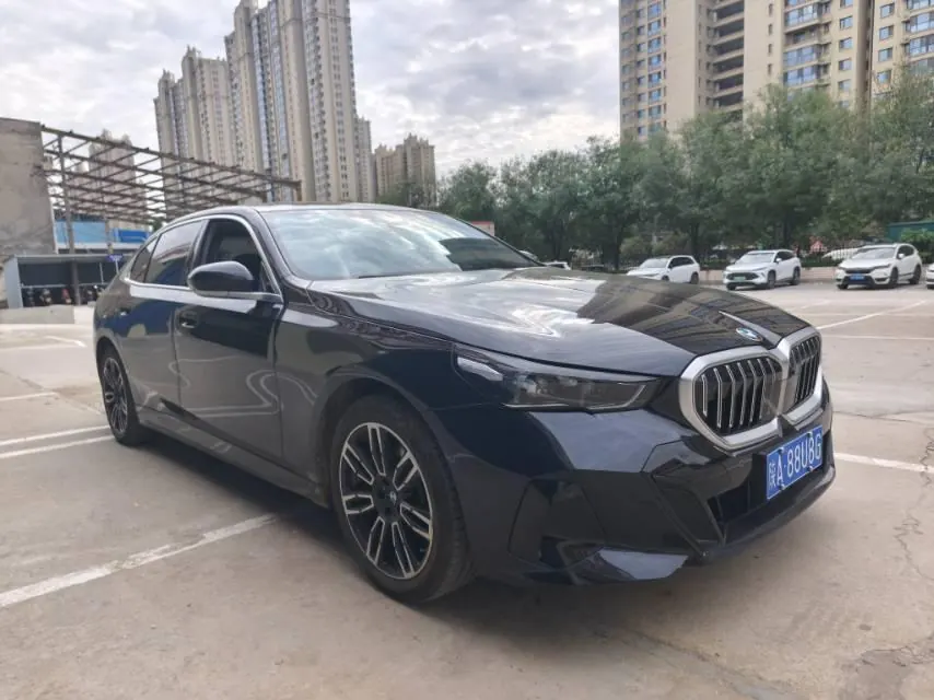 BMW 5 Series 2026 model 525Li 48V 2.0T M Sport Package automatic transmission 3