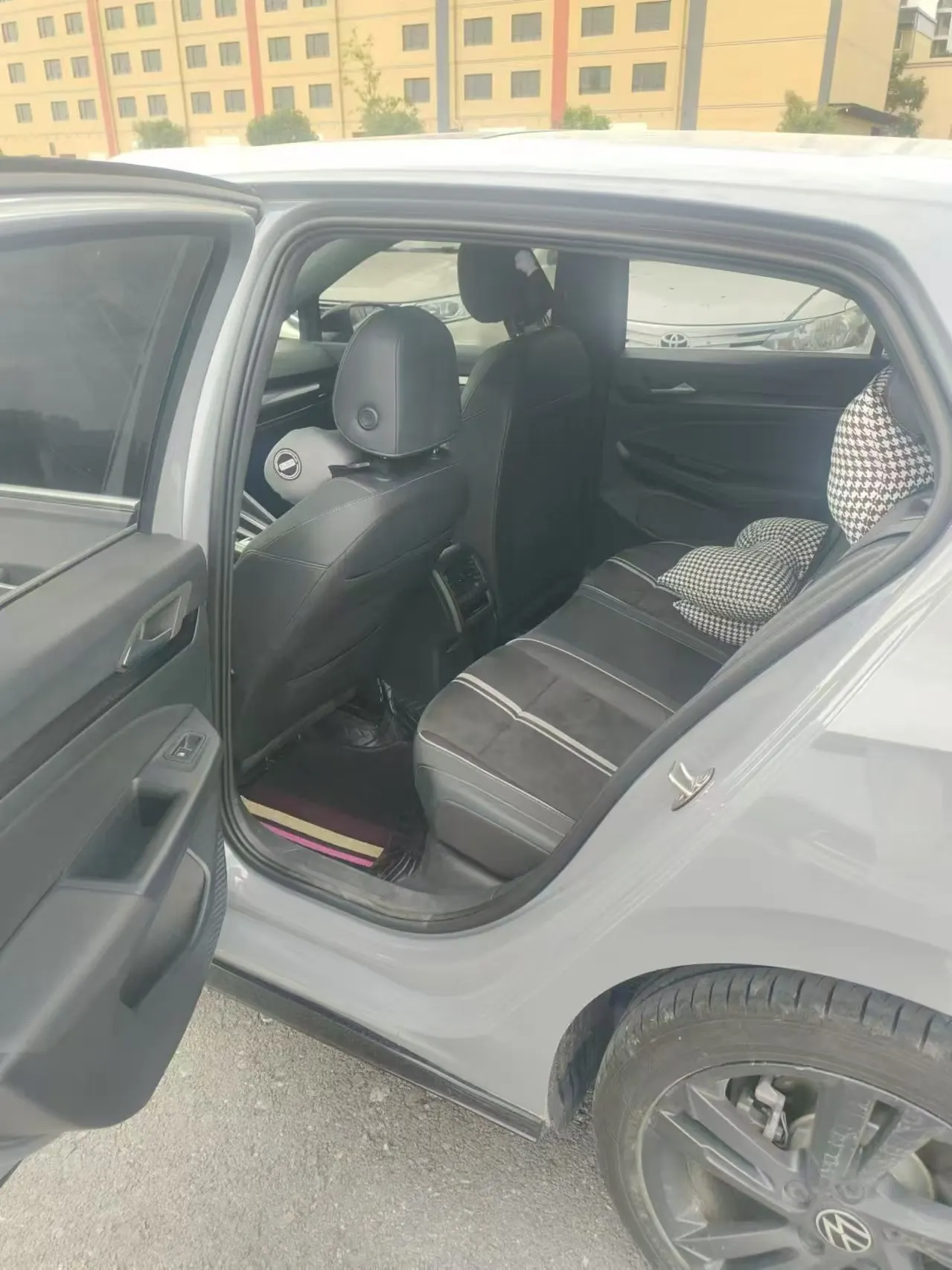 Volkswagen 2021 Golf 8 R-Line 1.4TSI 280TSI Automatic 3