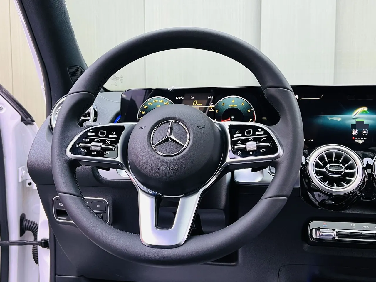 Mercedes Benz 2023 GLB 220 2.0T Dynamic Automatic 11