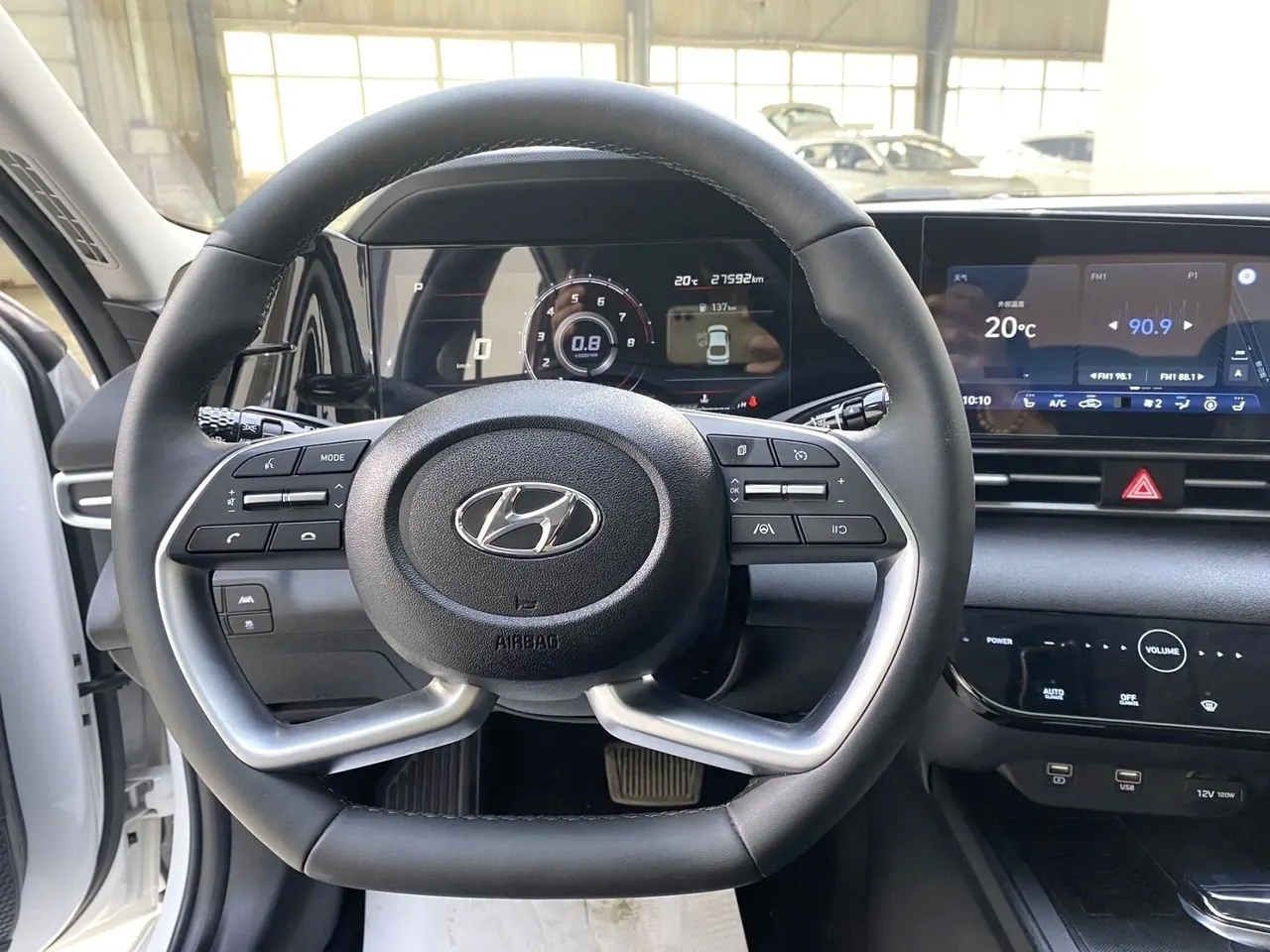 Hyundai 2023 Elantra -3-compartment 1.5 stepless LUX premium automatic gear 4