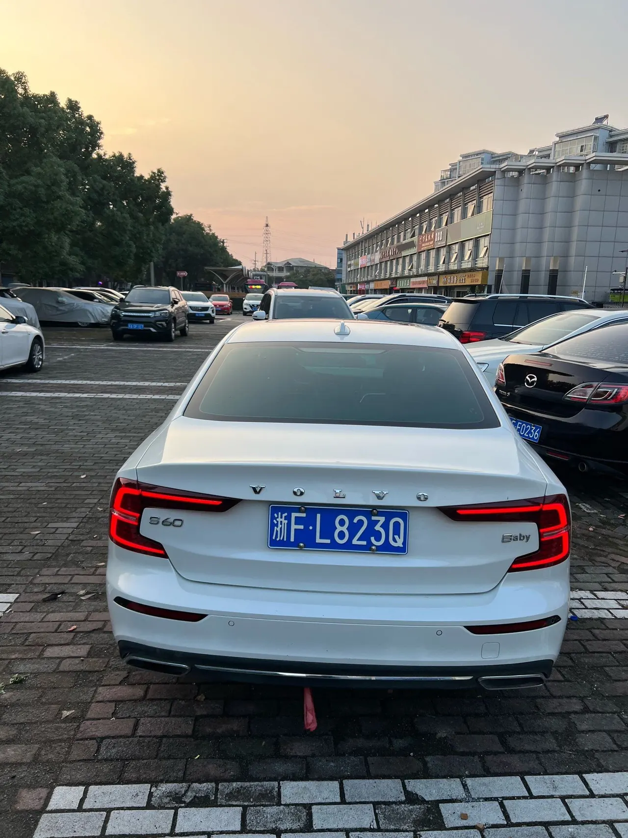 Volvo 2022 S60 48V 2.0T B4 Zhiyi Deluxe Edition Automatic Gear 3