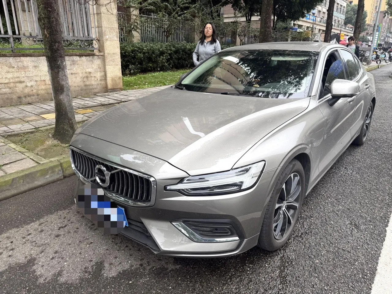 Volvo 2022 S60 48V 2.0T B4 Zhiyi Deluxe Edition Automatic Gear - View 1
