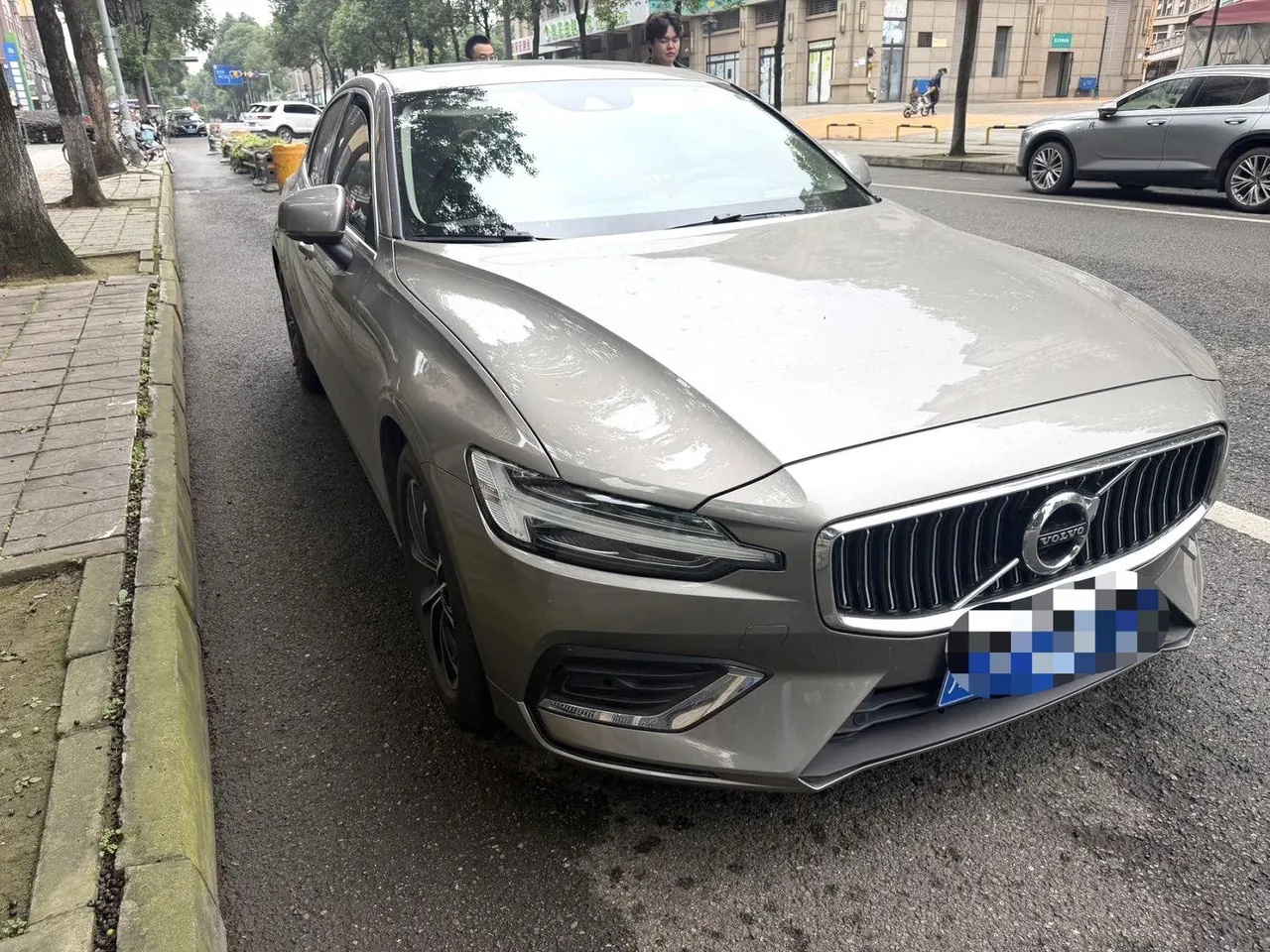 Volvo 2022 S60 48V 2.0T B4 Zhiyi Deluxe Edition Automatic Gear 3