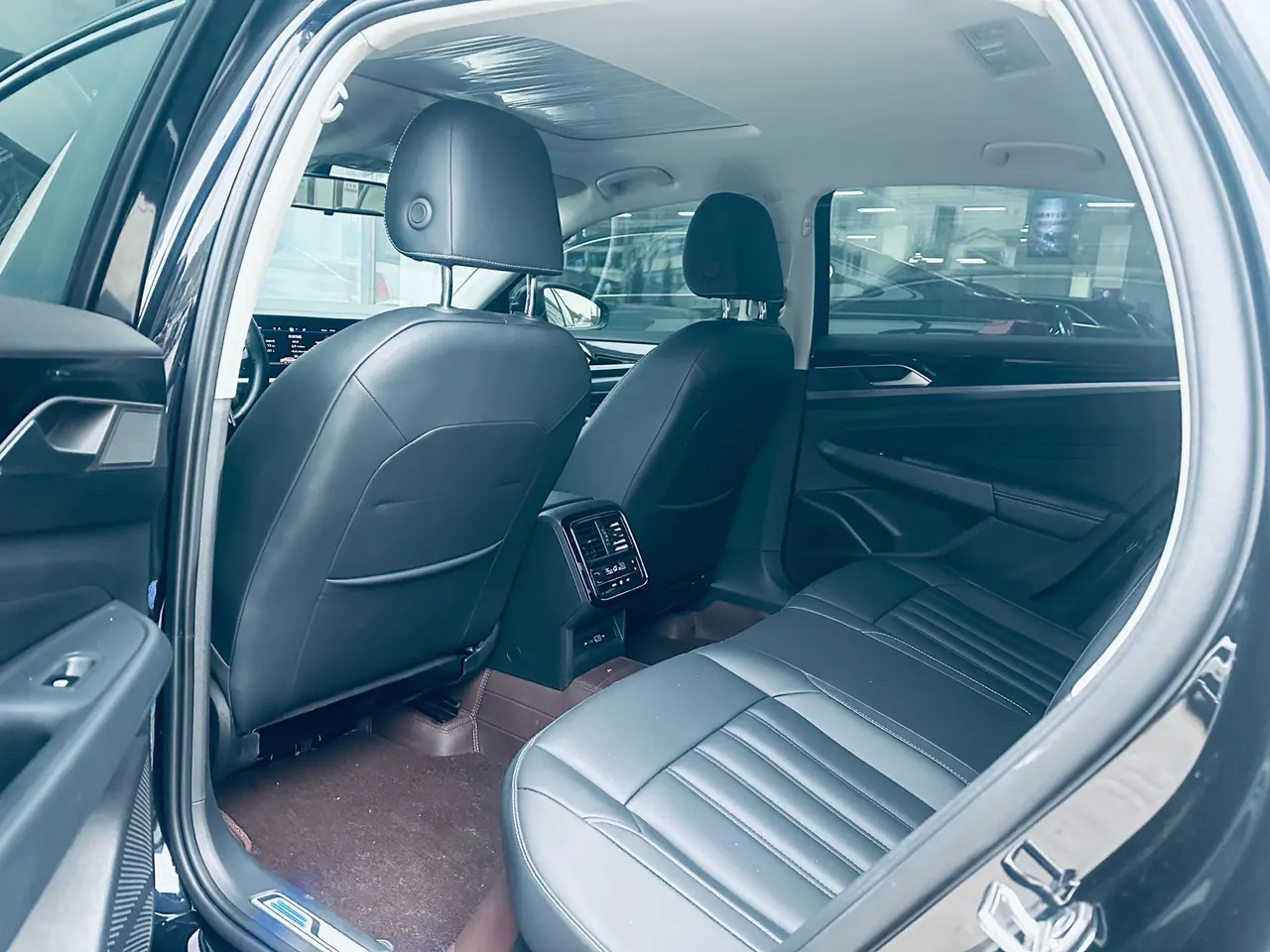 Volkswagen 2025 Passat PHEV 1.4T 430 Business Edition Automatic Gear 3