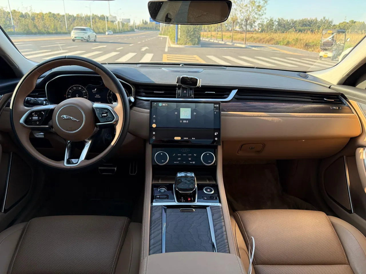 Jaguar 2025 XFL 2.0T P 12500.00g Drive Enjoy Deluxe Edition Automatic Gear 10