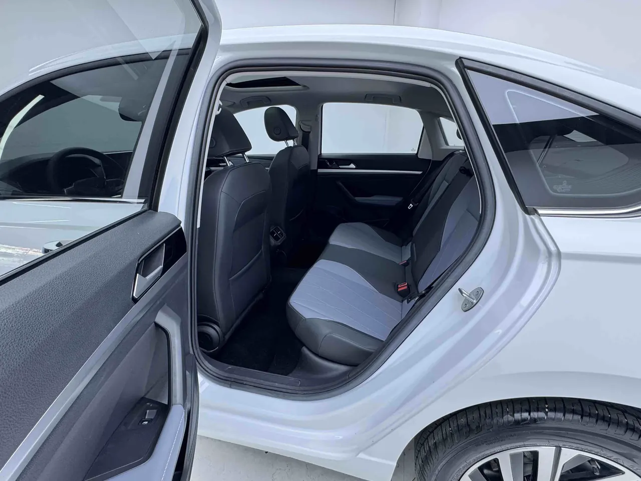 Volkswagen 2024 LaVida 1.5 Star 5 Million Edition Automatic Gear 16