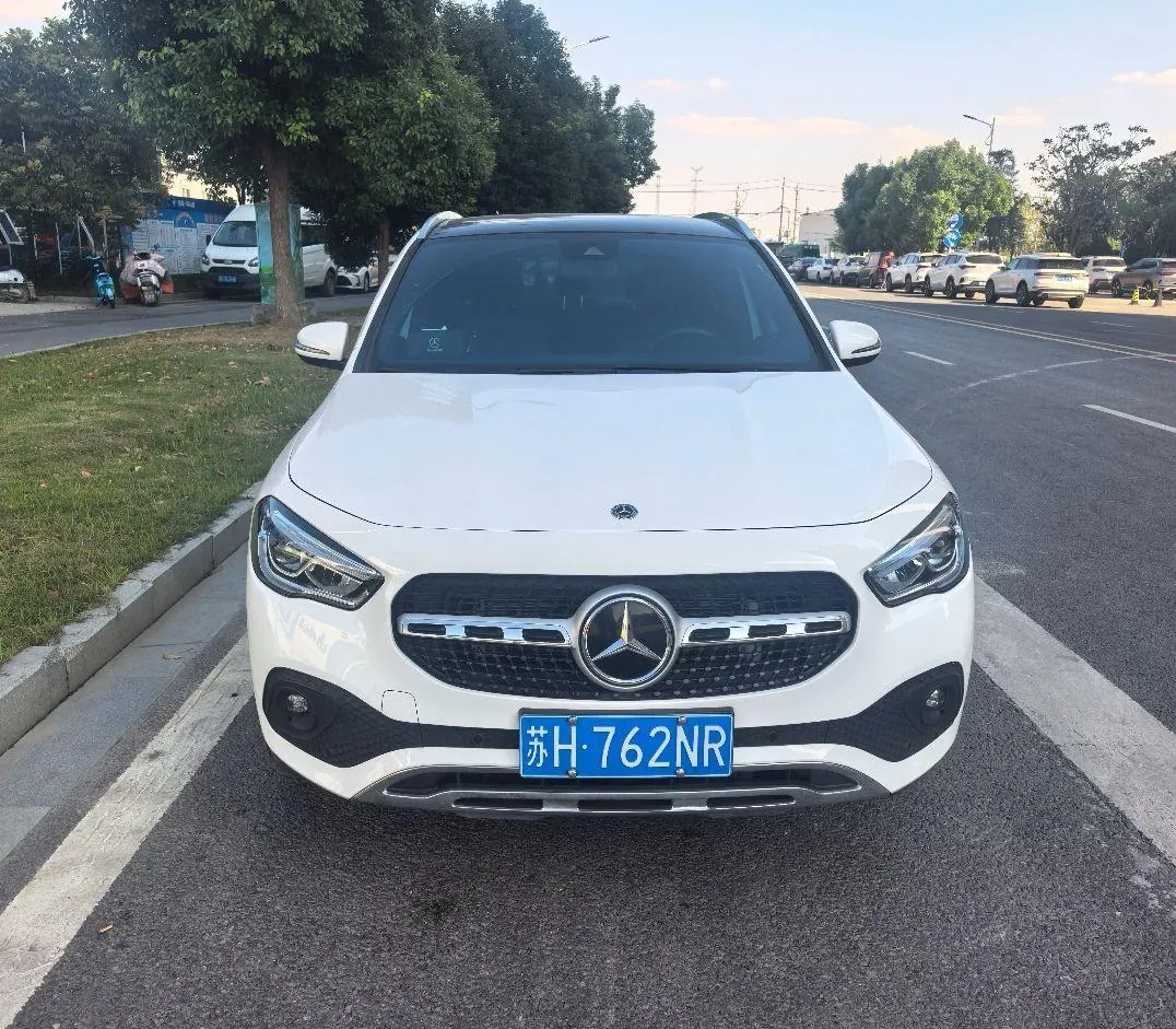 Mercedes Benz 2023 GLA 200 1.3T automatic gear 2