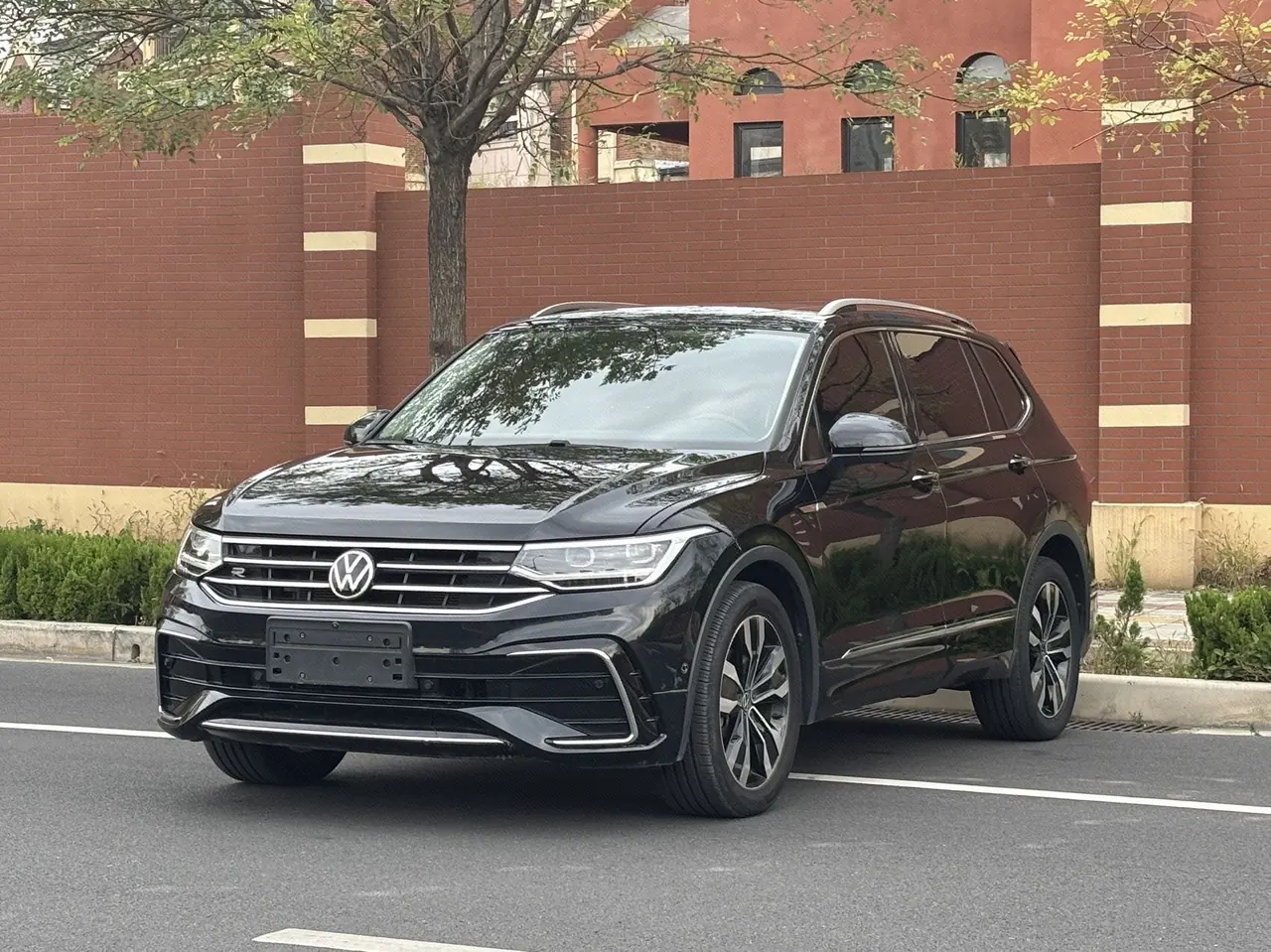 Volkswagen 2022 Tiguan L R-Line 2.0TSI 330TSI Two-Drive R-Line Overdrive Automatic Gear - View 1