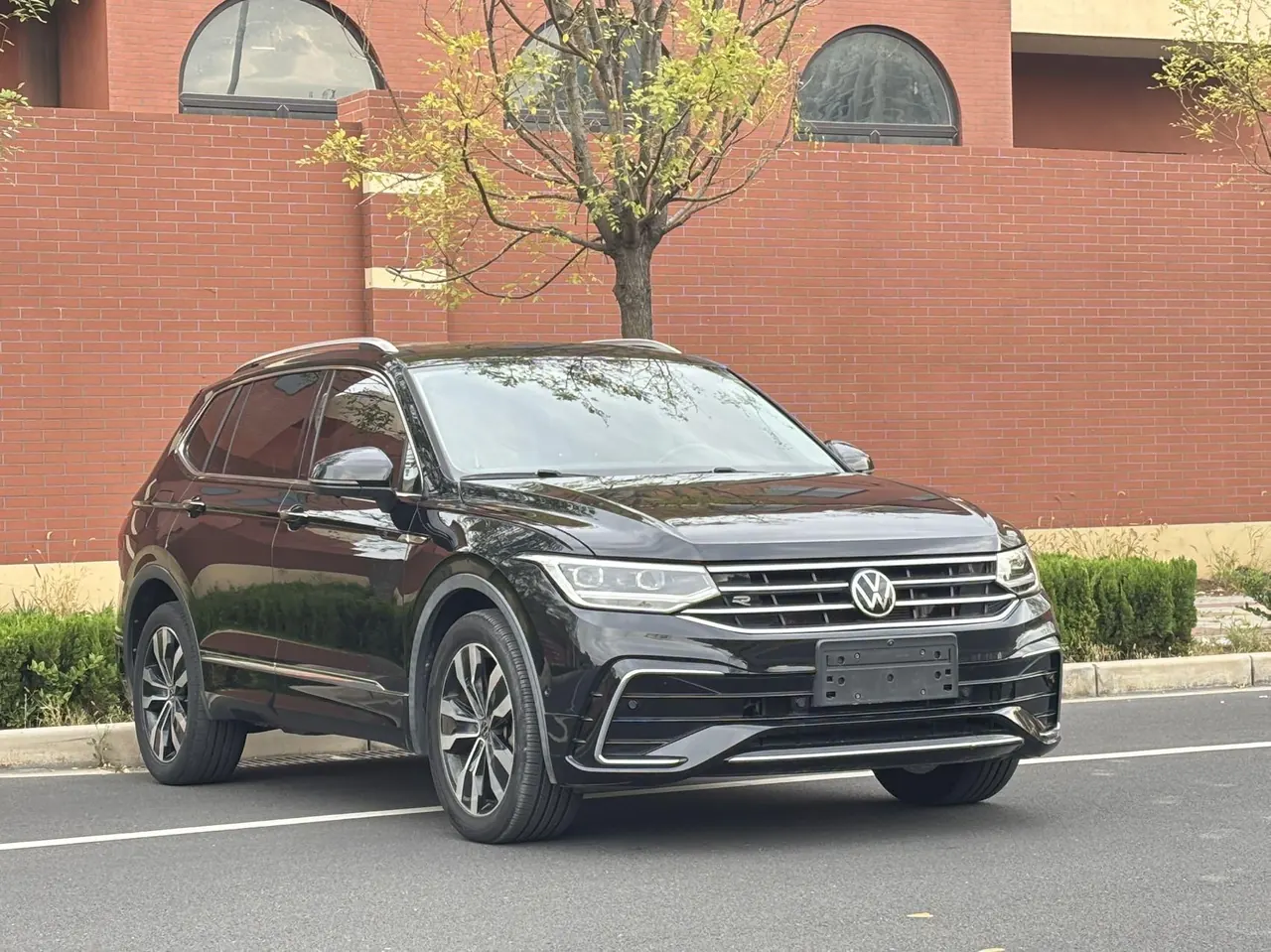 Volkswagen 2022 Tiguan L R-Line 2.0TSI 330TSI Two-Drive R-Line Overdrive Automatic Gear 3