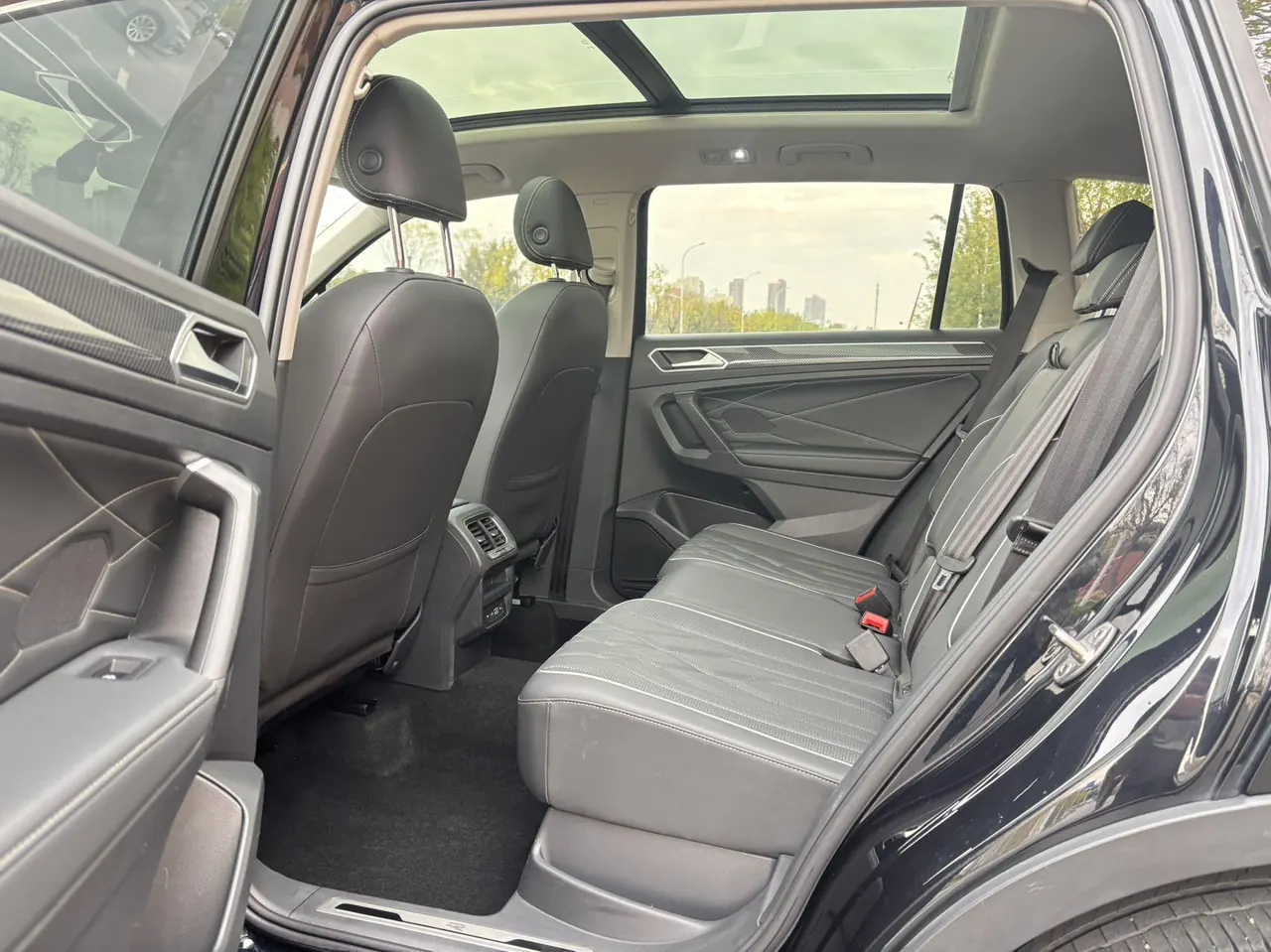 Volkswagen 2022 Tiguan L R-Line 2.0TSI 330TSI Two-Drive R-Line Overdrive Automatic Gear 5