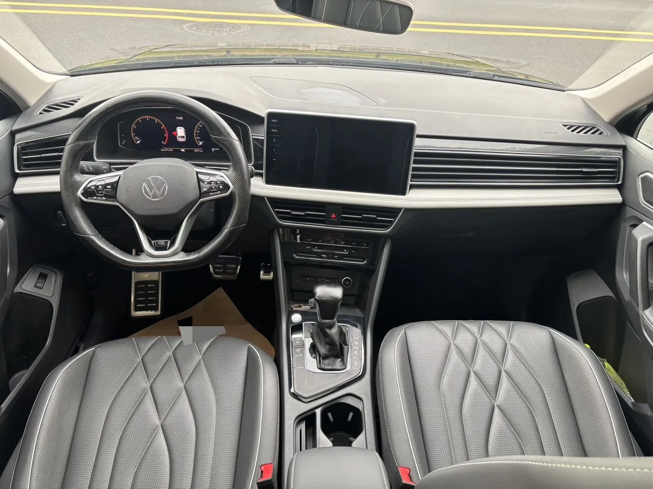 Volkswagen 2022 Tiguan L R-Line 2.0TSI 330TSI Two-Drive R-Line Overdrive Automatic Gear 6