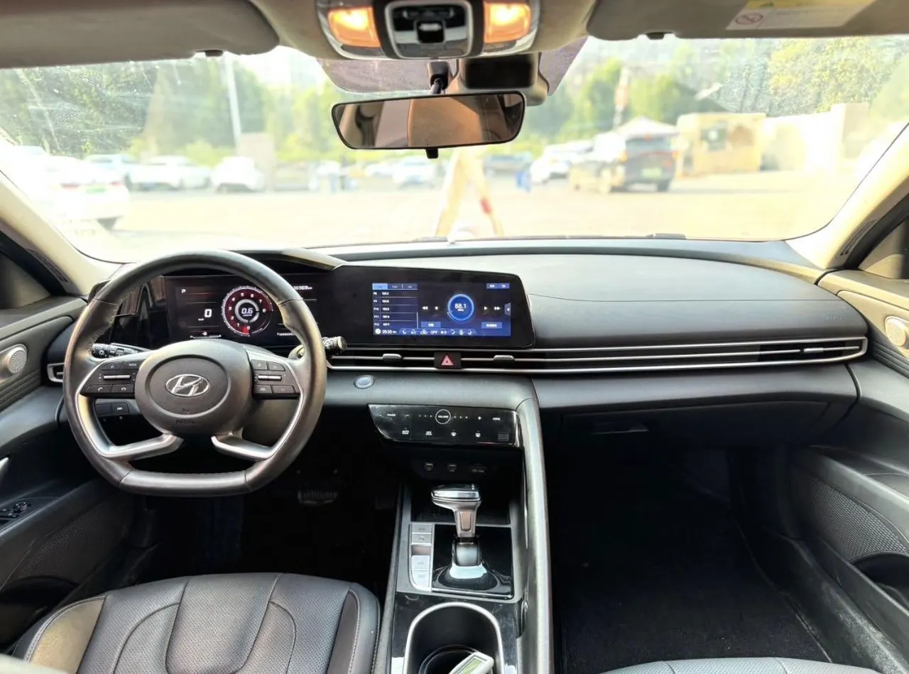 Hyundai 2022 Elantra -3-compartment 1.5 stepless LUX premium automatic gear 5