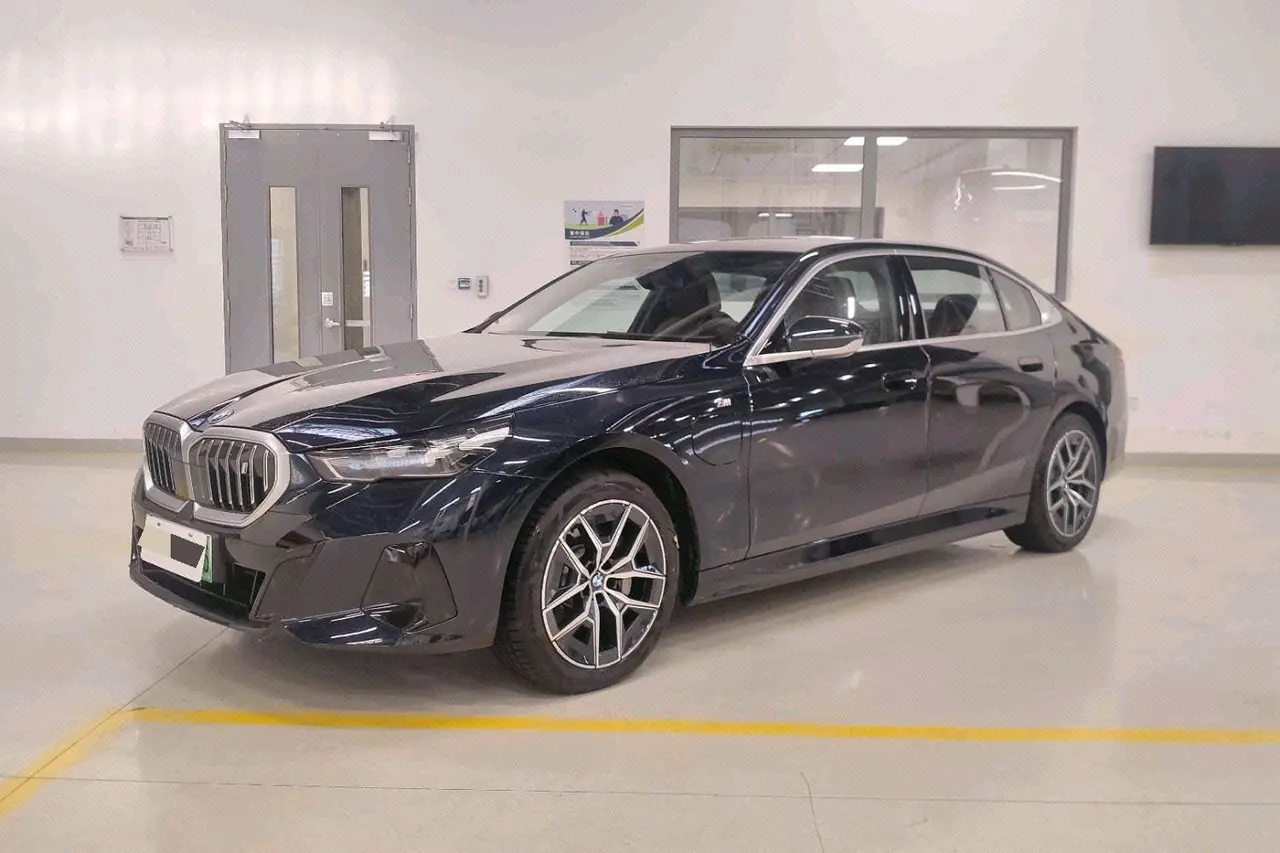 BMW 2025 i5 eDrive 35L M sports suit automatic gear - View 1