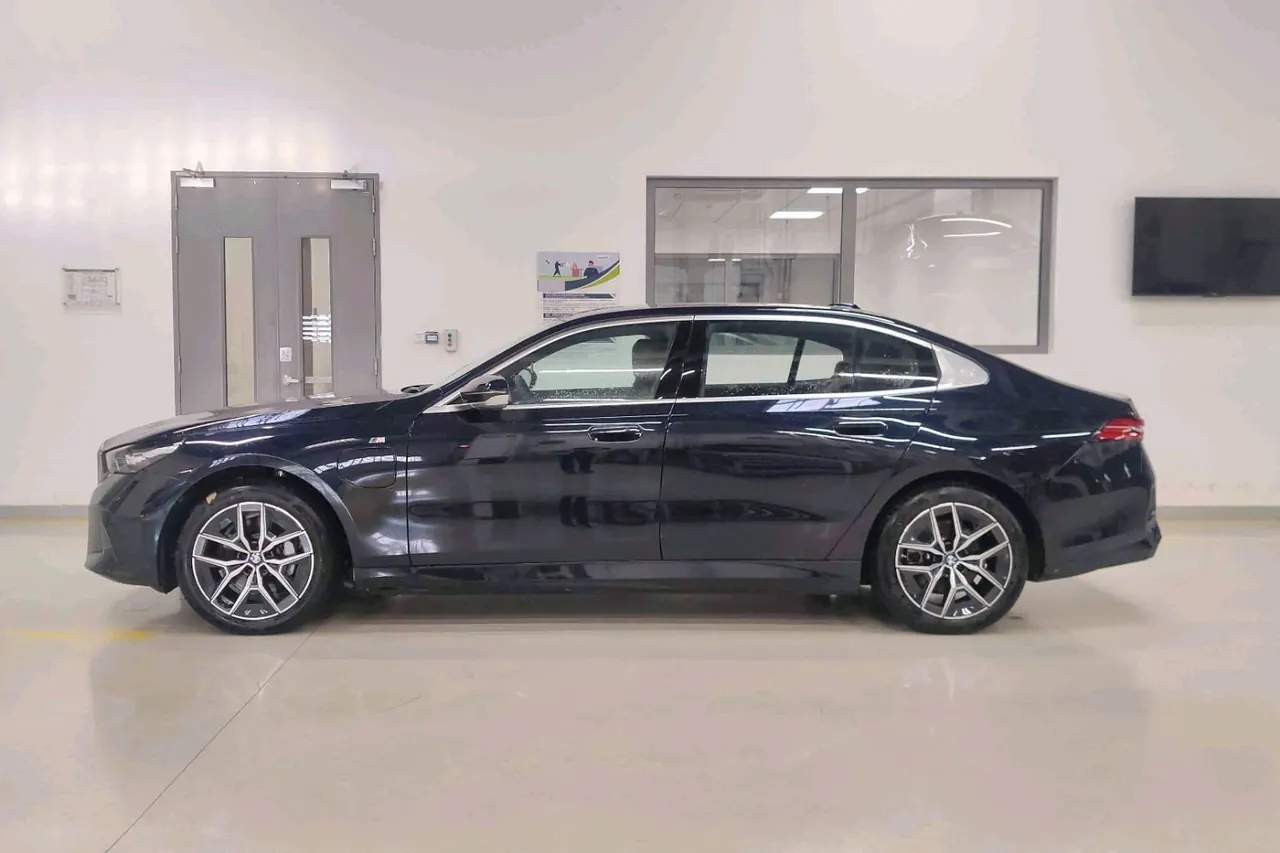 BMW 2025 i5 eDrive 35L M sports suit automatic gear 2