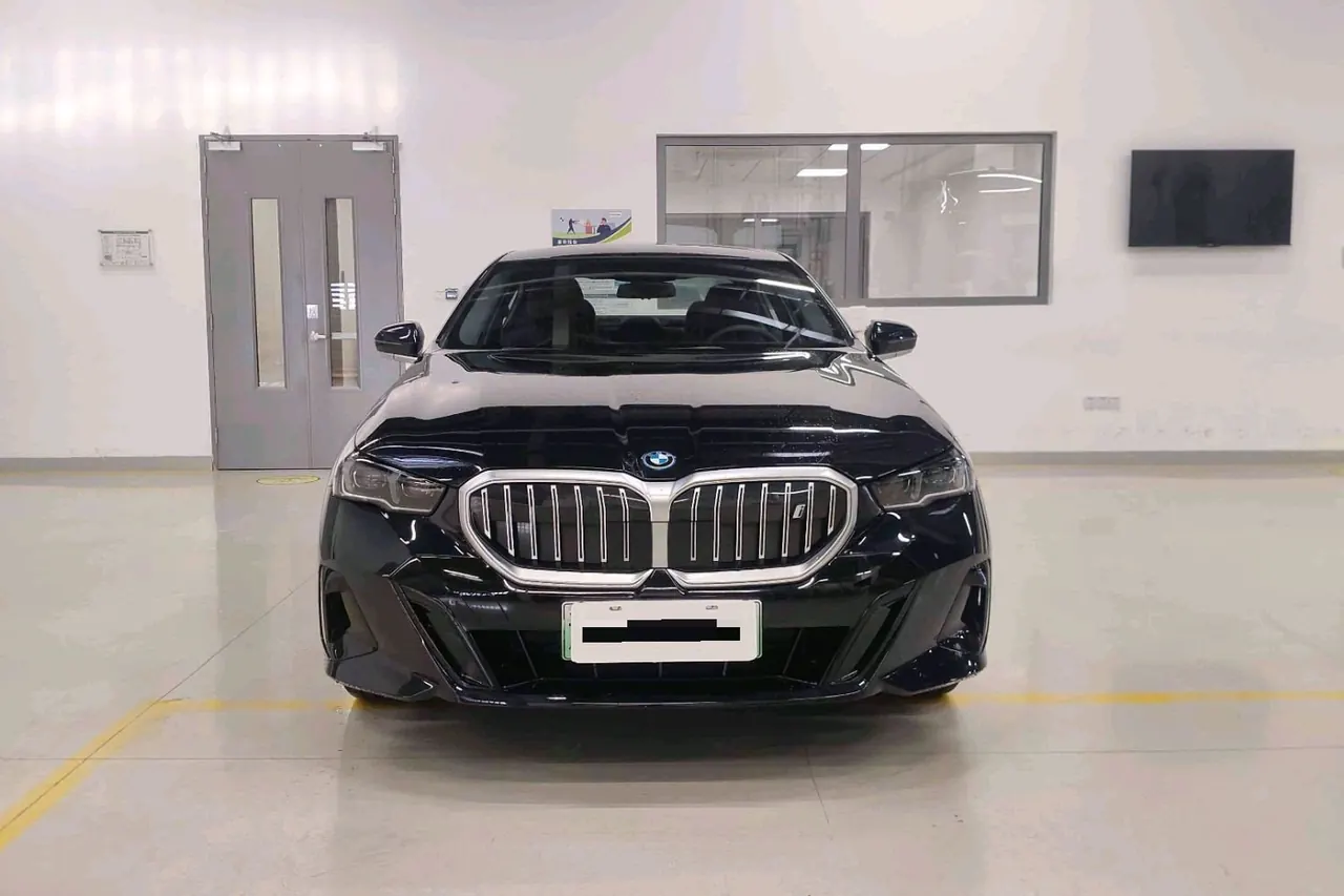 BMW 2025 i5 eDrive 35L M sports suit automatic gear 3