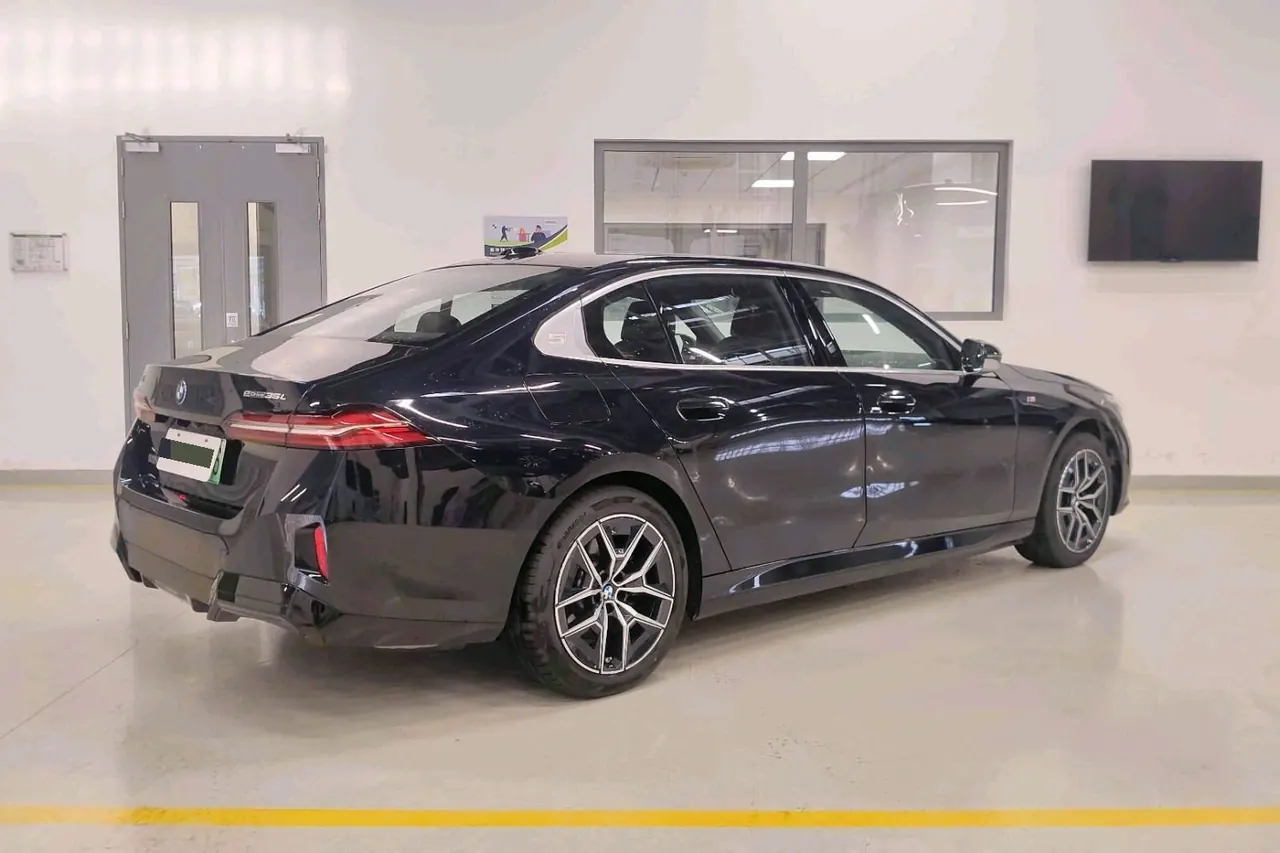 BMW 2025 i5 eDrive 35L M sports suit automatic gear 4