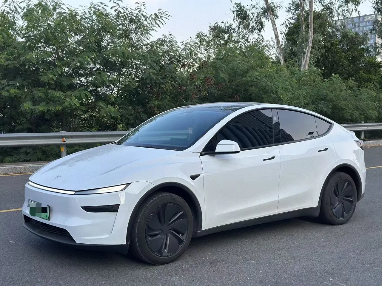 Tesla 2025 Model Y rear-wheel drive version automatic transmission - View 1