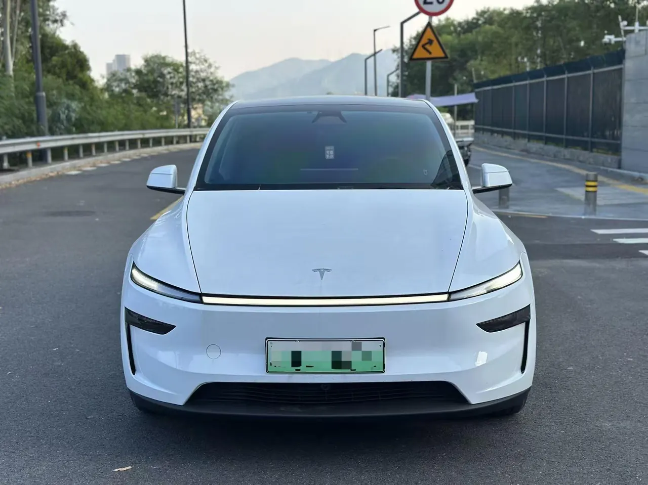 Tesla 2025 Model Y rear-wheel drive version automatic transmission 2