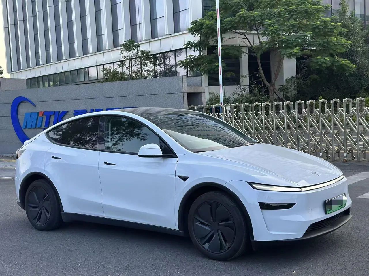 Tesla 2025 Model Y rear-wheel drive version automatic transmission 3
