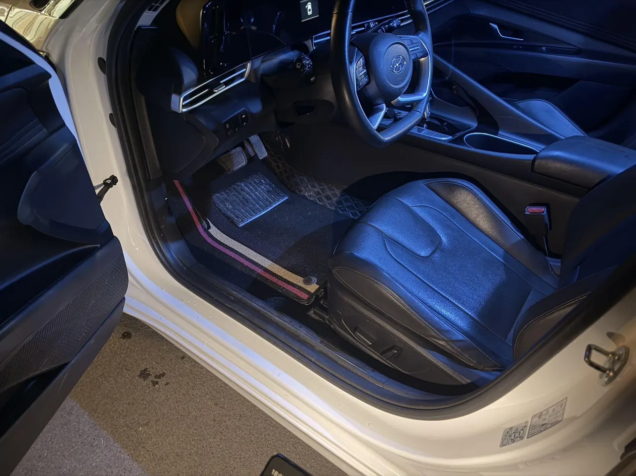 Hyundai 2022 Elantra -3-compartment 1.5 stepless LUX premium automatic gear 2