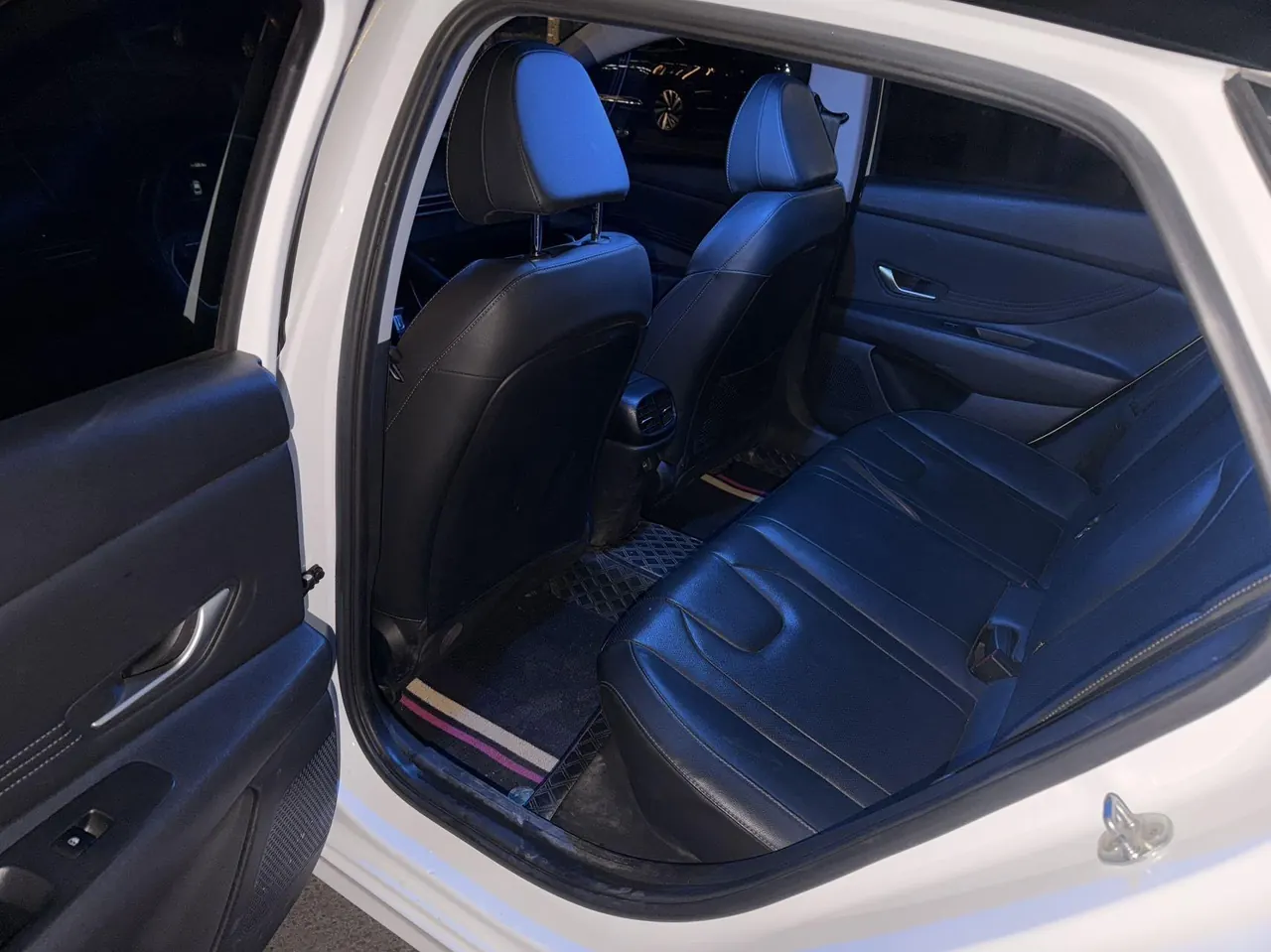 Hyundai 2022 Elantra -3-compartment 1.5 stepless LUX premium automatic gear 3