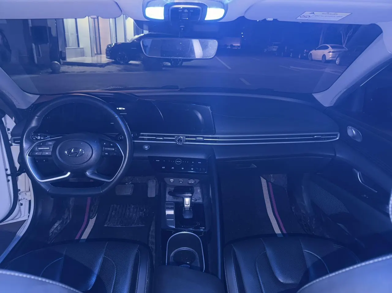 Hyundai 2022 Elantra -3-compartment 1.5 stepless LUX premium automatic gear 4