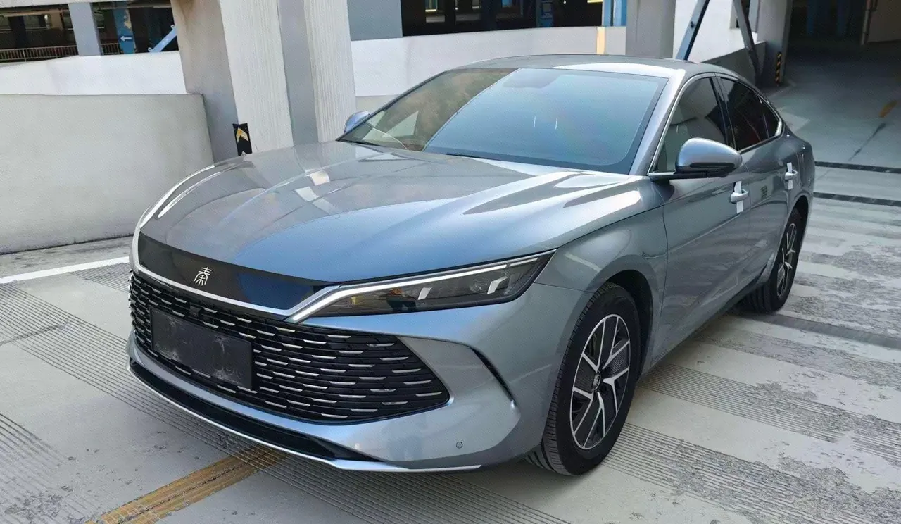 BYD 2025 Qin L DM-i 1.5 stepless smart driving version 120KM Exceed automatic gear - View 1