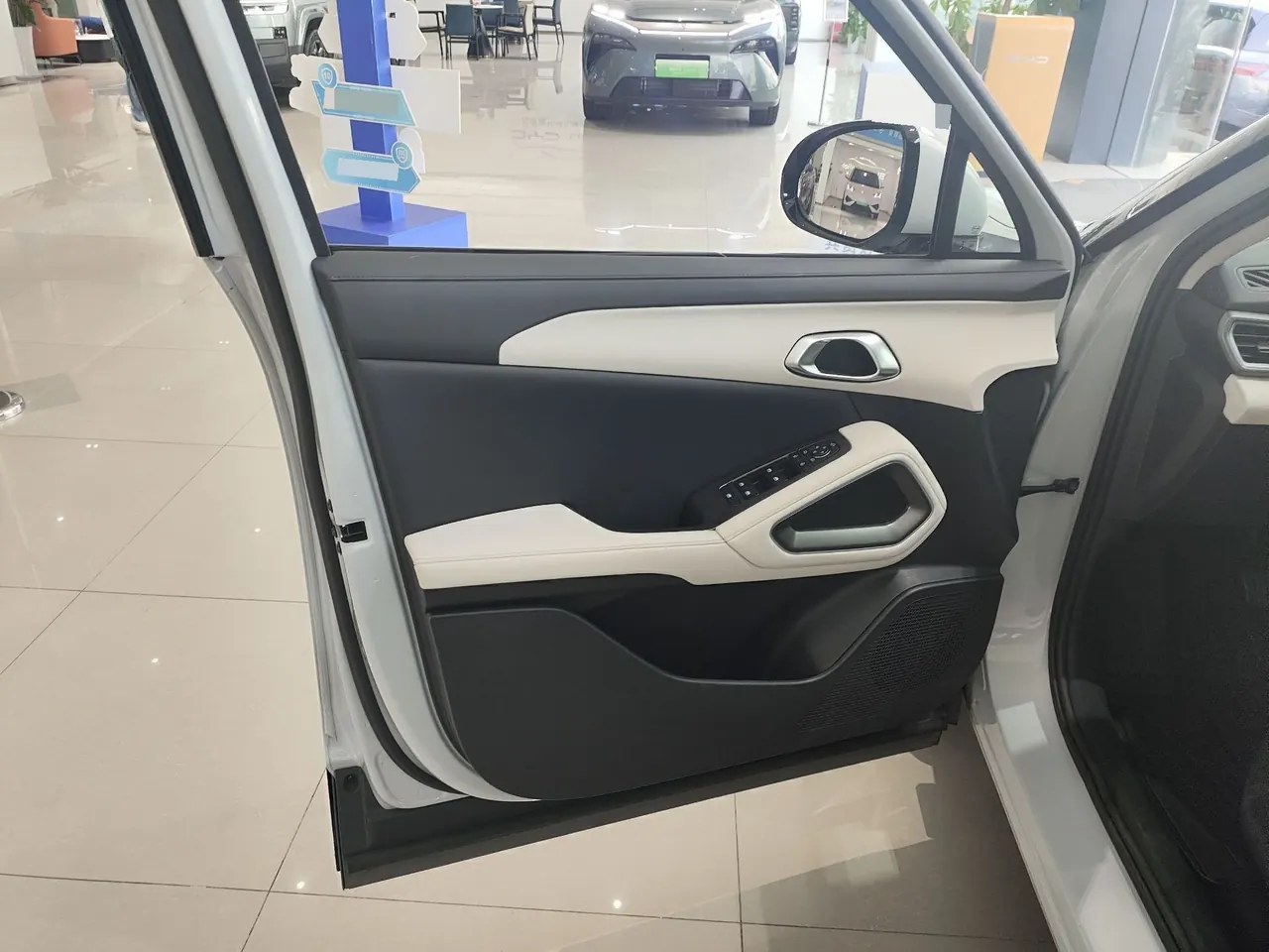 BYD 2025 Yuan UP Smart Driving 401KM Exceed Automatic Gear 5