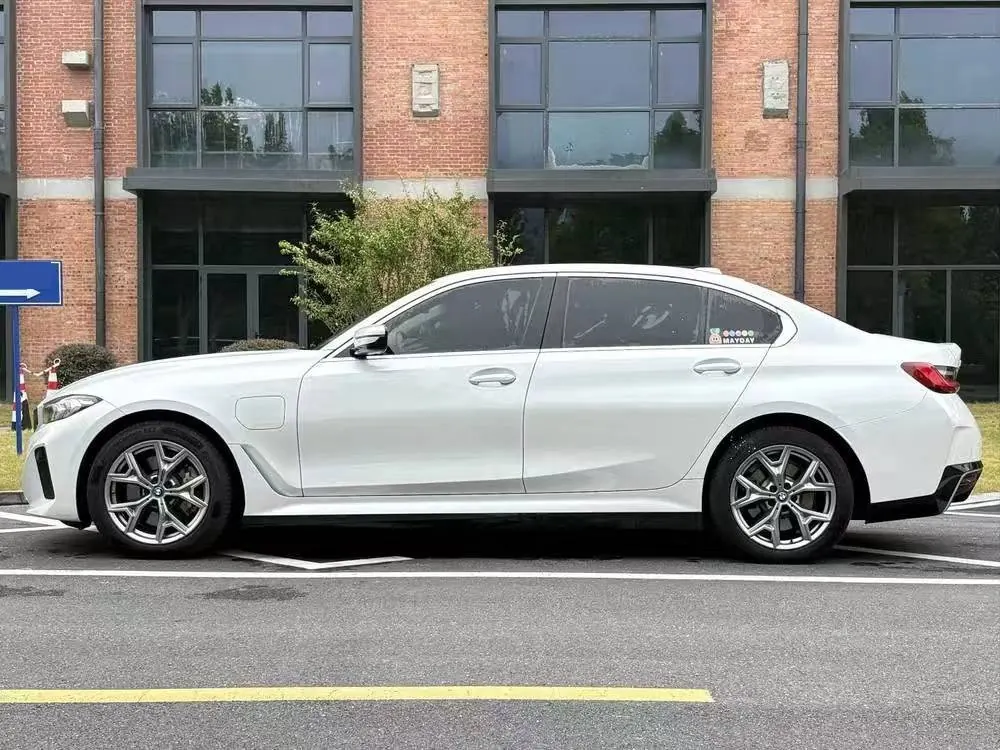 BMW 2023 i3 eDrive 40 L obsidian night suit automatic gear 2