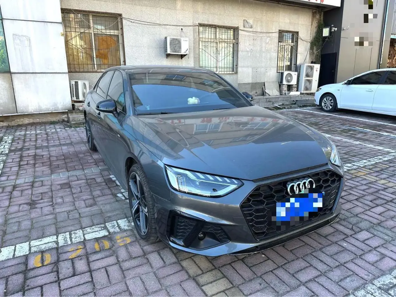 Audi 2025 A4L 2.0TFSI 40TFSI 2 million‑vehicle celebration edition, luxury sporty model, automatic transmission 2