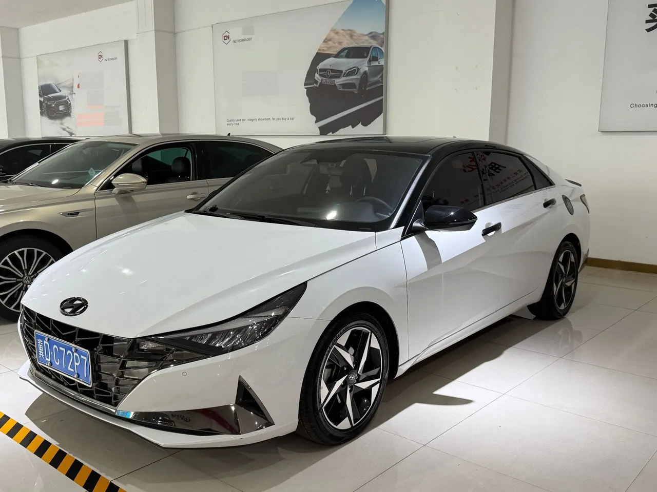Hyundai 2022 Elantra -3-compartment 1.4TGDi 240TGDi LUX Premium Edition Automatic - View 1