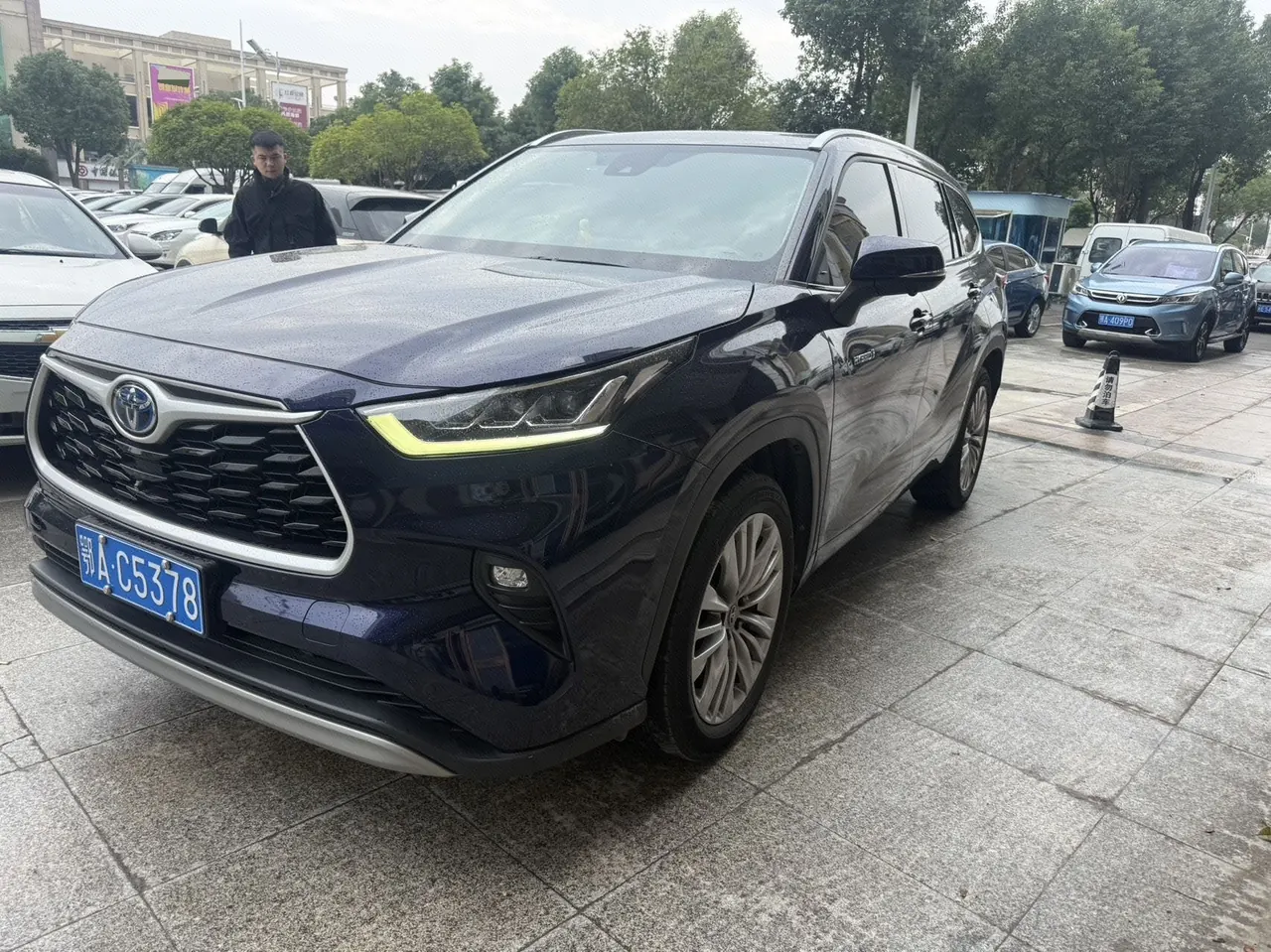 Toyota 2022 Highlander Dual Engine 2.5 Stepless Four-wheel Drive Premium Edition 7-seat Automatic Gear - View 1