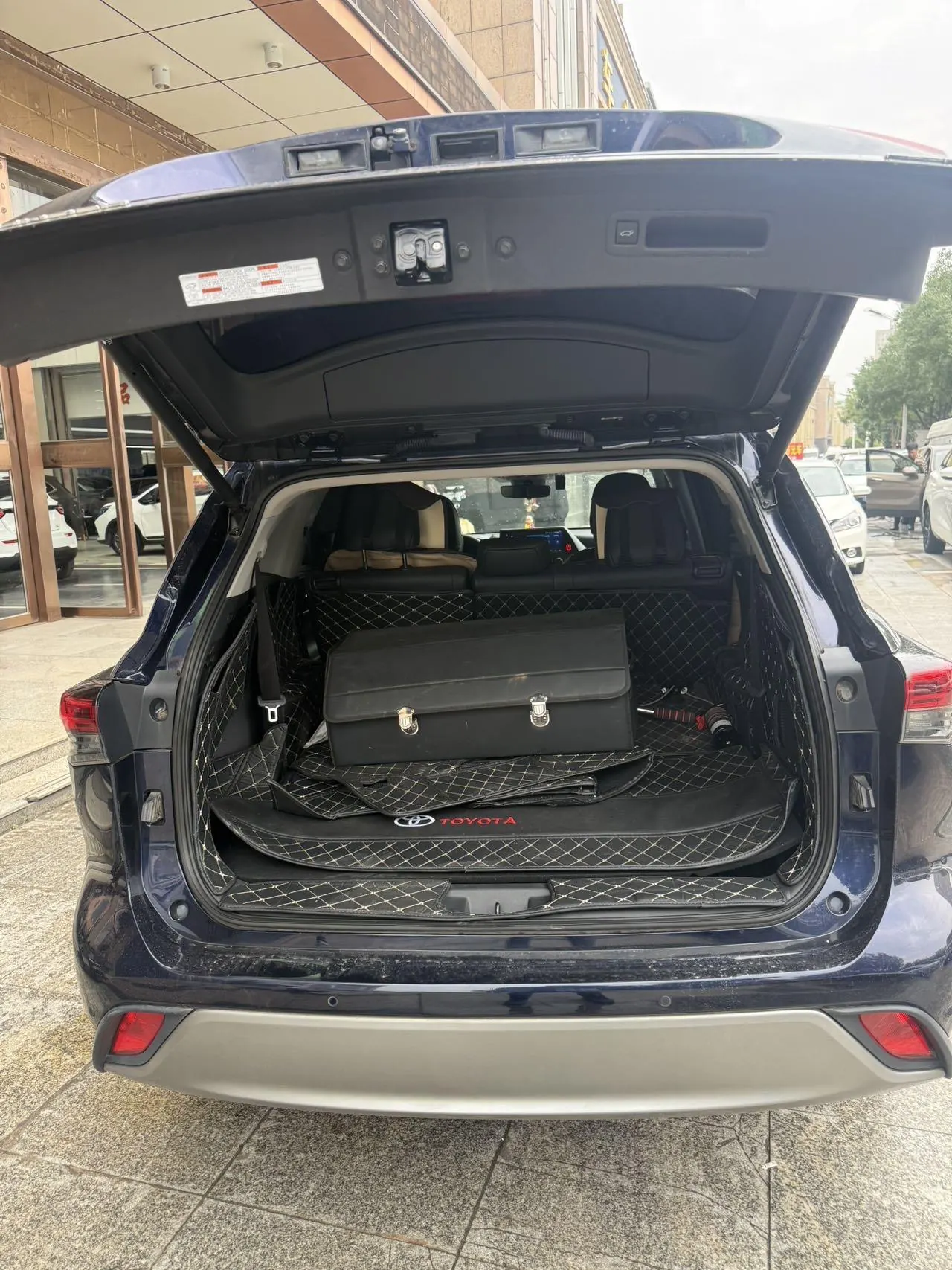 Toyota 2022 Highlander Dual Engine 2.5 Stepless Four-wheel Drive Premium Edition 7-seat Automatic Gear 7