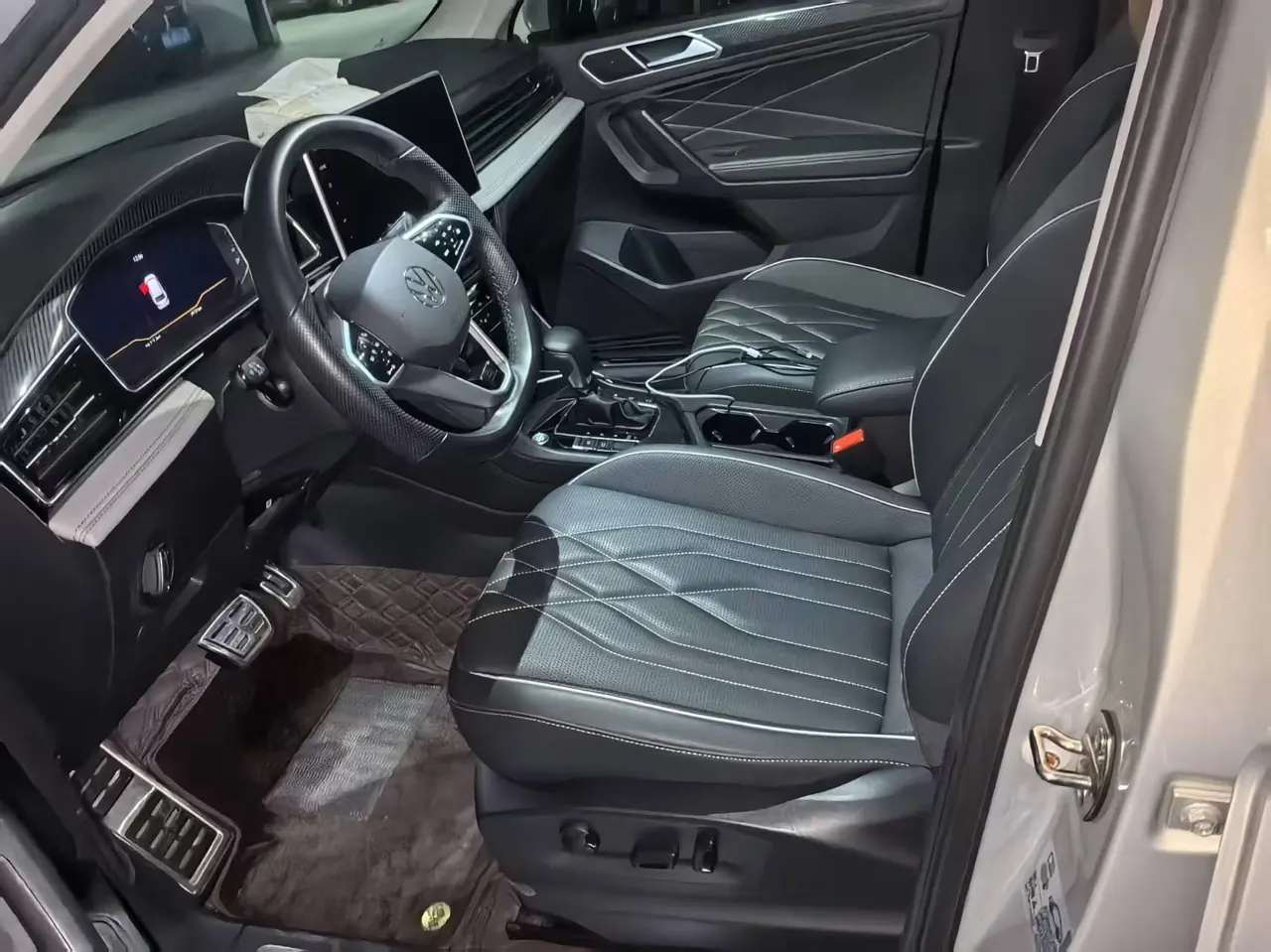 Volkswagen 2023 Tiguan L R-Line 2.0TSI 330TSI Two-Drive R-Line Overdrive Automatic Gear 3