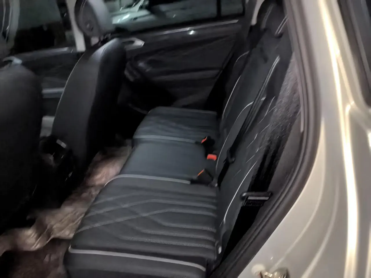 Volkswagen 2023 Tiguan L R-Line 2.0TSI 330TSI Two-Drive R-Line Overdrive Automatic Gear 4
