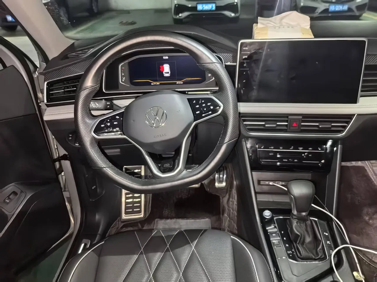Volkswagen 2023 Tiguan L R-Line 2.0TSI 330TSI Two-Drive R-Line Overdrive Automatic Gear 5