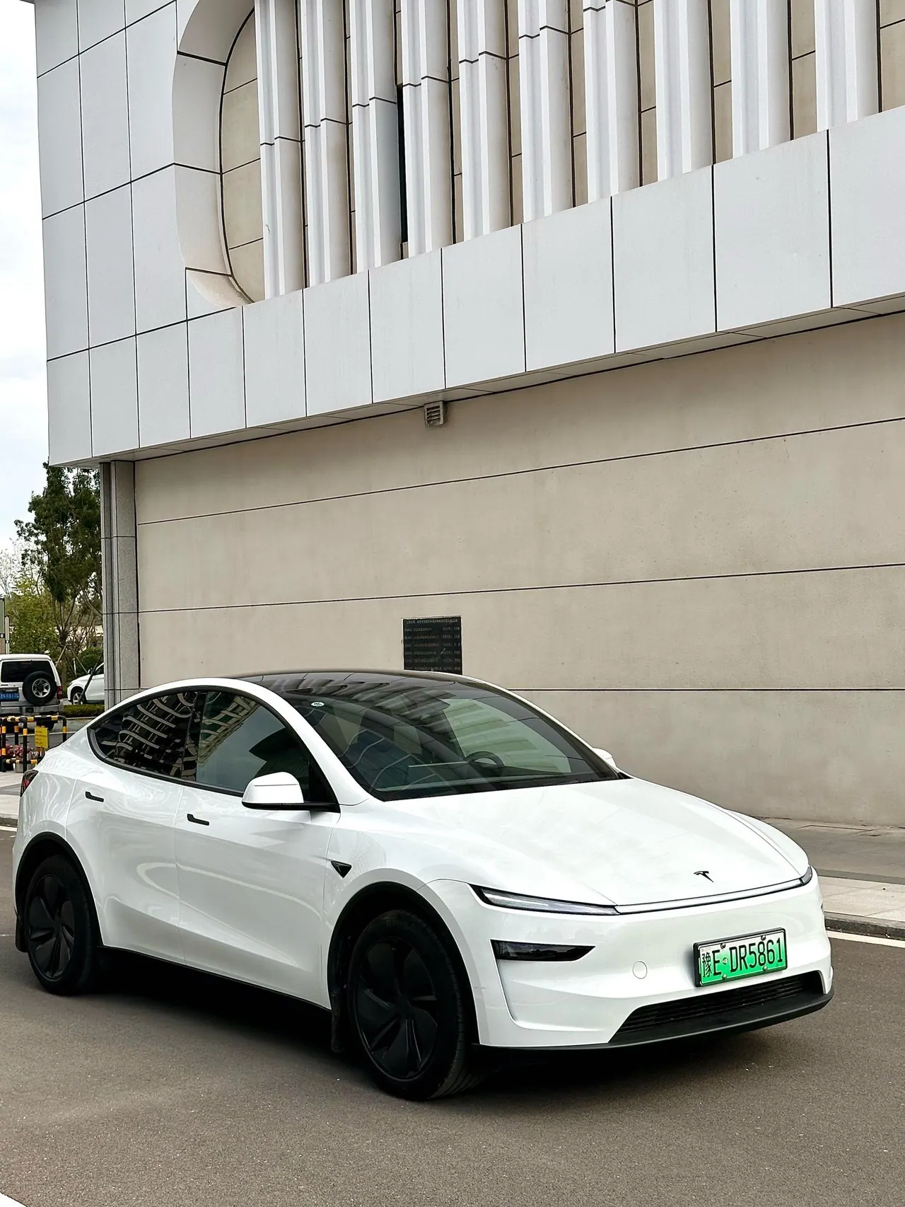 Tesla 2026 Model Y Rear-Wheel-Drive Automatic 2