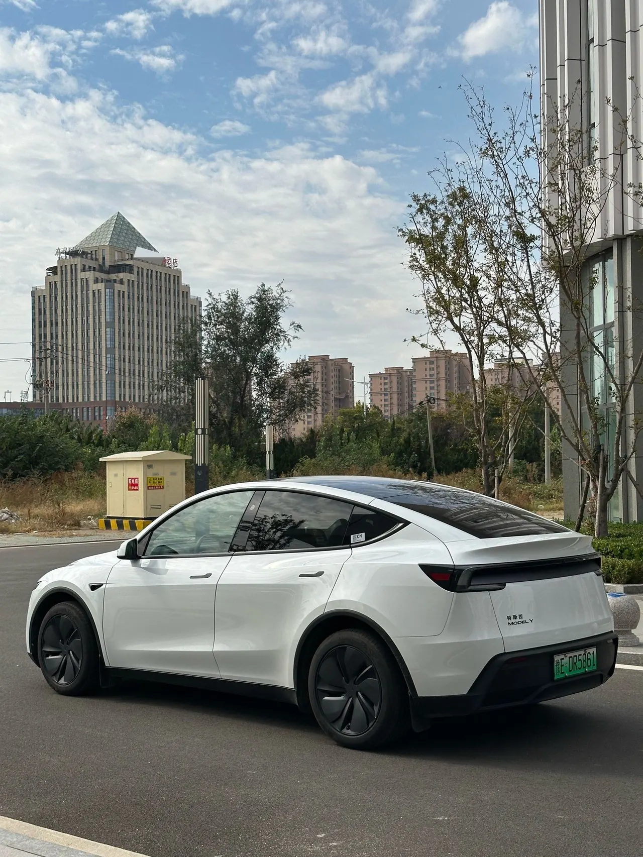 Tesla 2026 Model Y Rear-Wheel-Drive Automatic 3