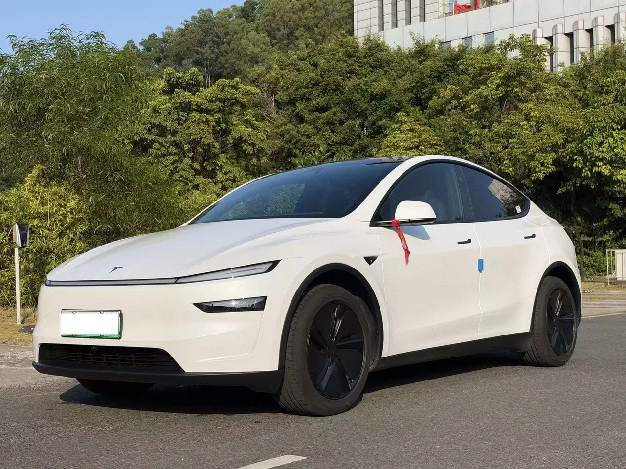 Tesla 2026 Model Y Long Range Rear-Wheel-Drive Automatic - View 1