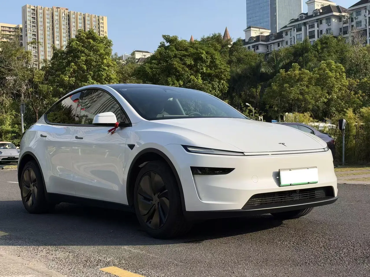 Tesla 2026 Model Y Long Range Rear-Wheel-Drive Automatic 3