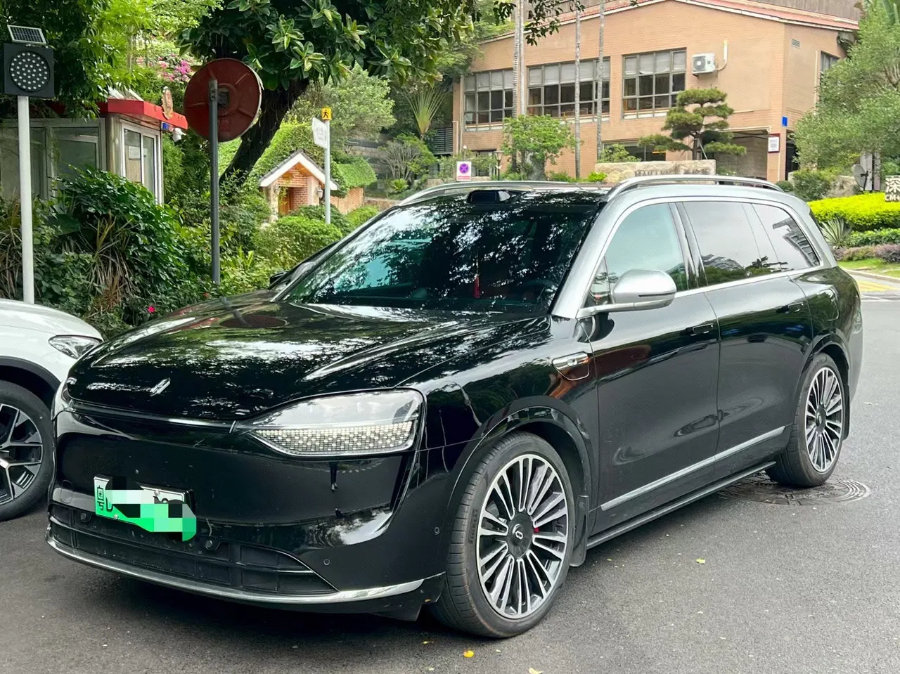 AITO 2024 AITO M9 extended range Ultra version 52kWh5 seat version automatic gear - View 1