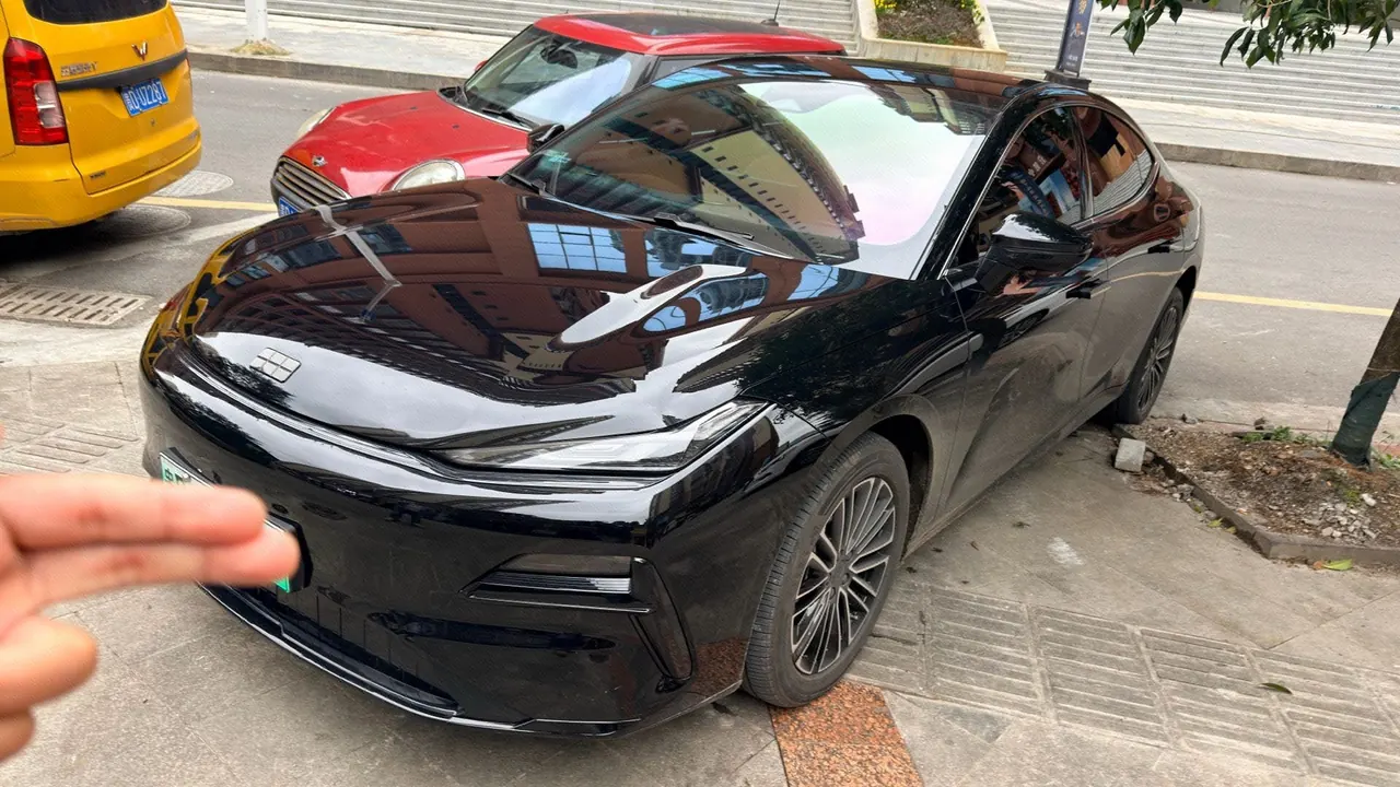 Geely Galaxy 2026 Xingyao 8 EM-i 1.5 Voyager Sailing Edition Automatic Gear - View 1