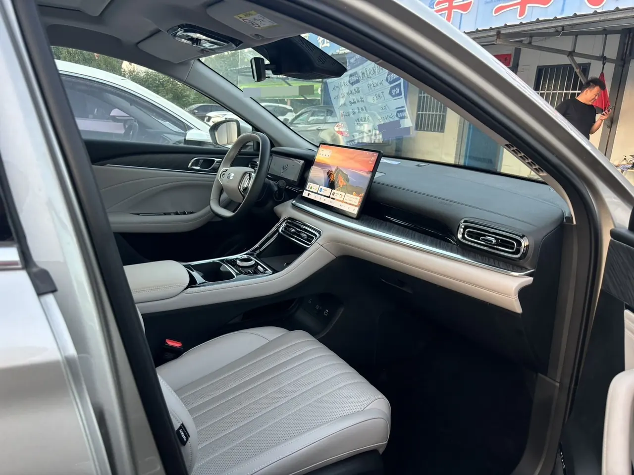 Geely Galaxy 2025 xingyao 6 EM-i 1.5 125km exploration version automatic gear 4