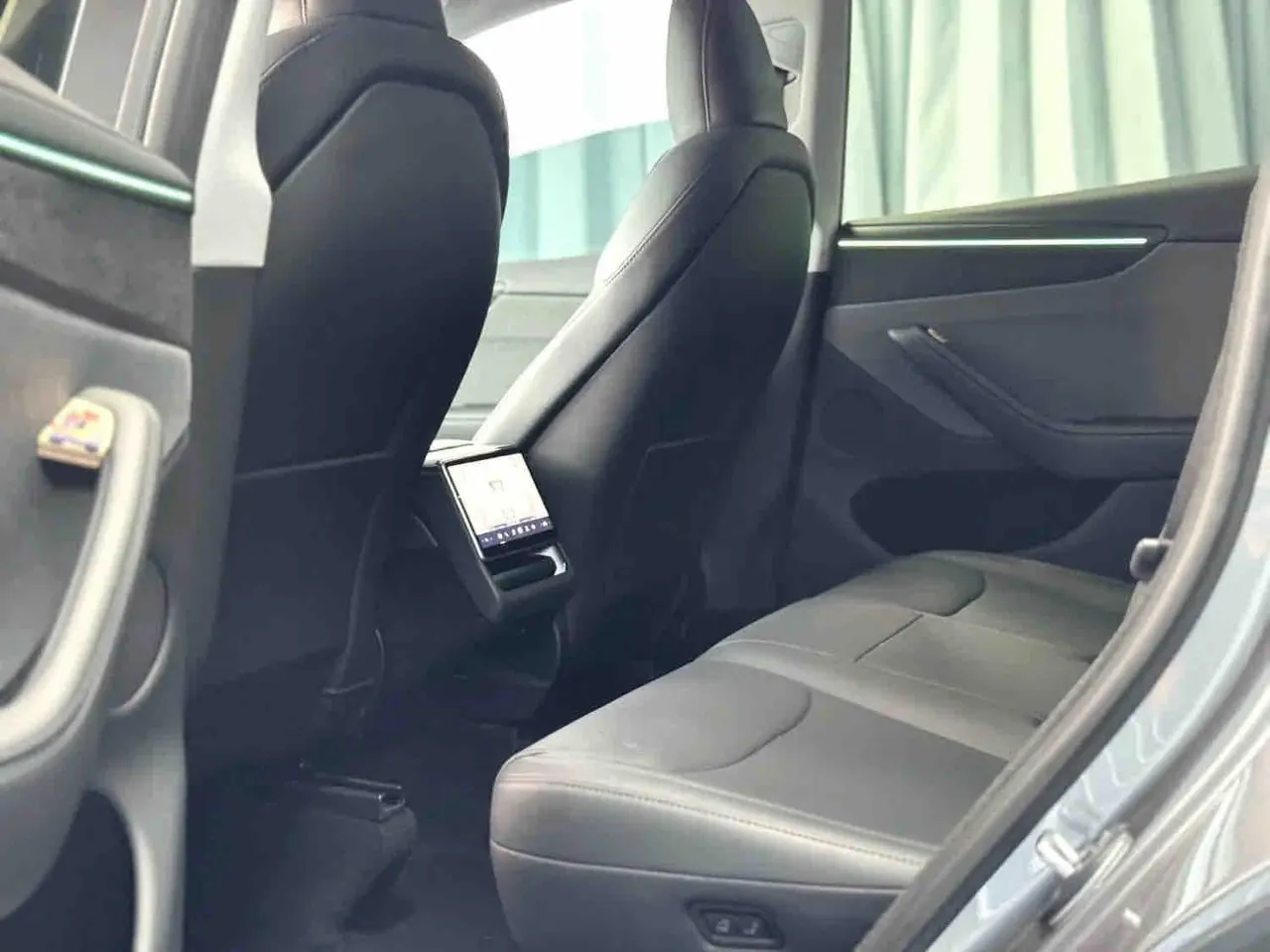 Tesla 2025 Model Y rear-wheel drive version automatic transmission 3