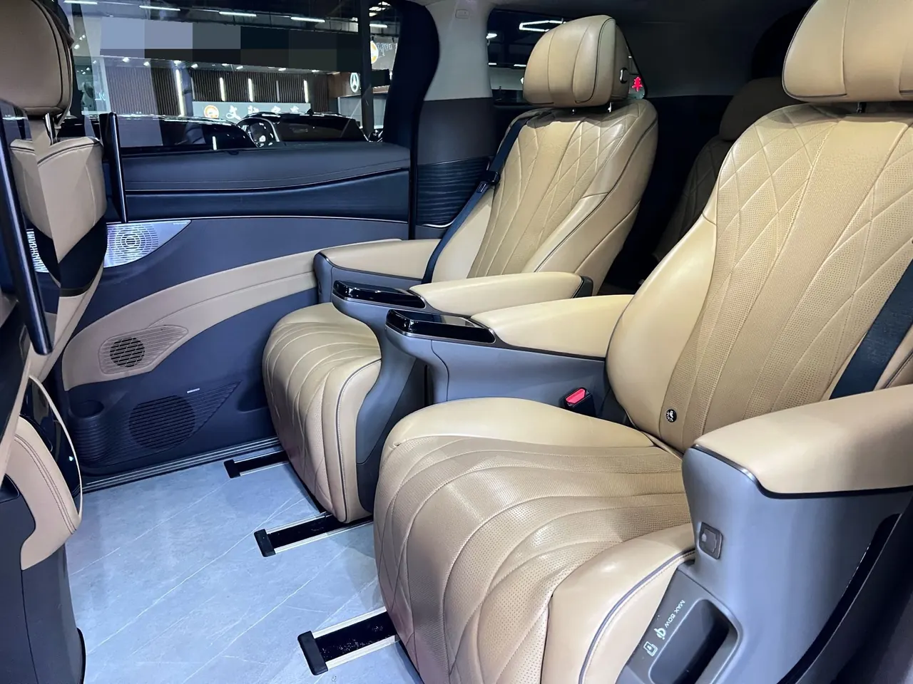Denza 2022 Denza D9 DM-i 1.5T Stepless 970 Four-wheel Drive Honorable Automatic Gear 4
