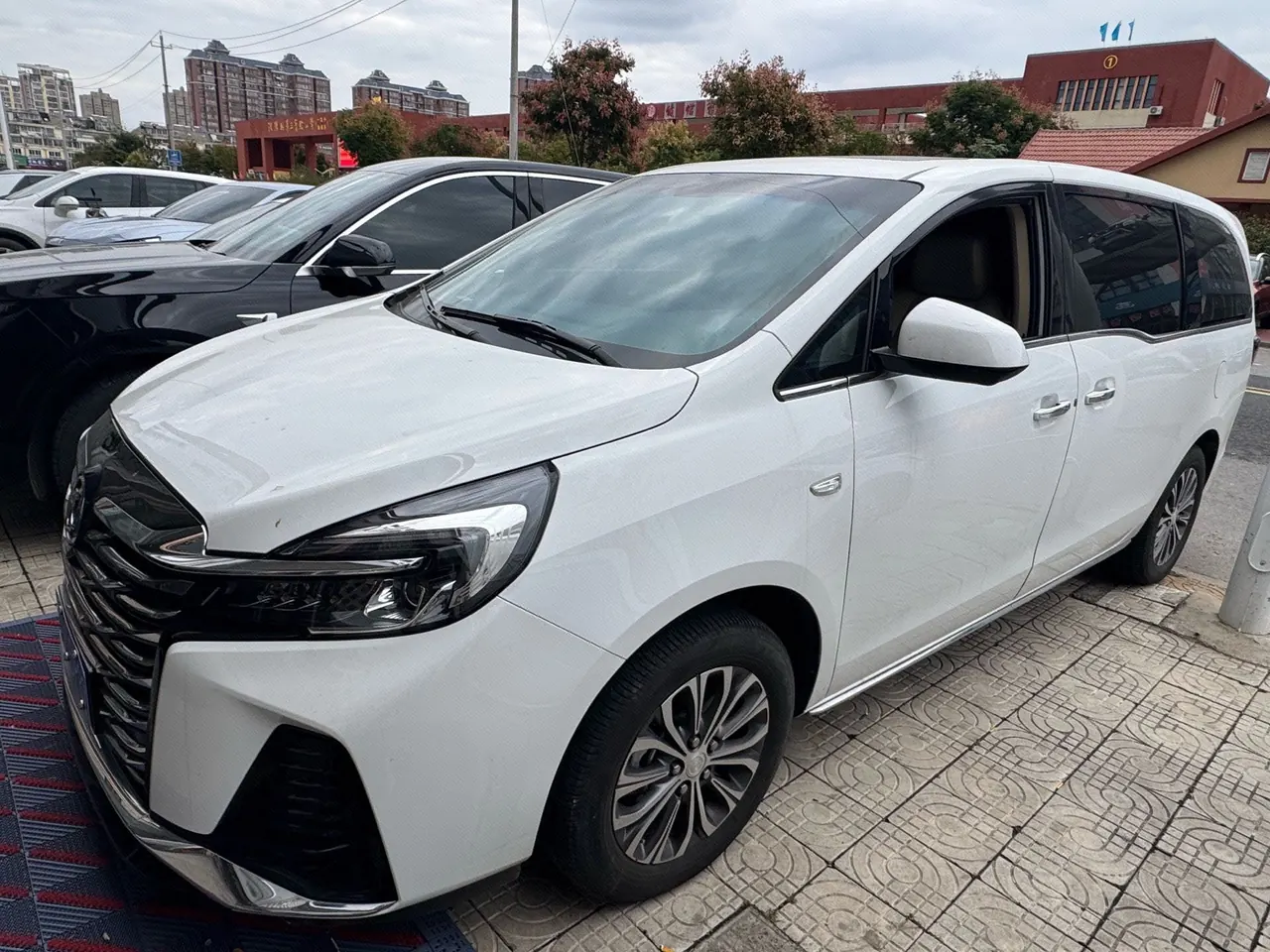 Buick 2023 GL8 Land Business Class 48V 2.0T 652T Luxury Automatic Gear - View 1