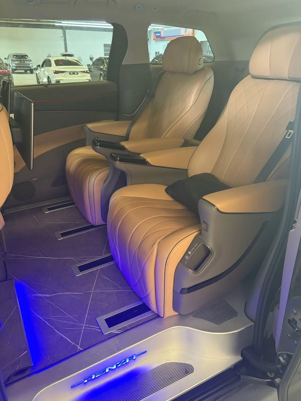 Denza 2022 Denza D9 DM-i 1.5T stepless 970 four-wheel drive flagship automatic gear 10