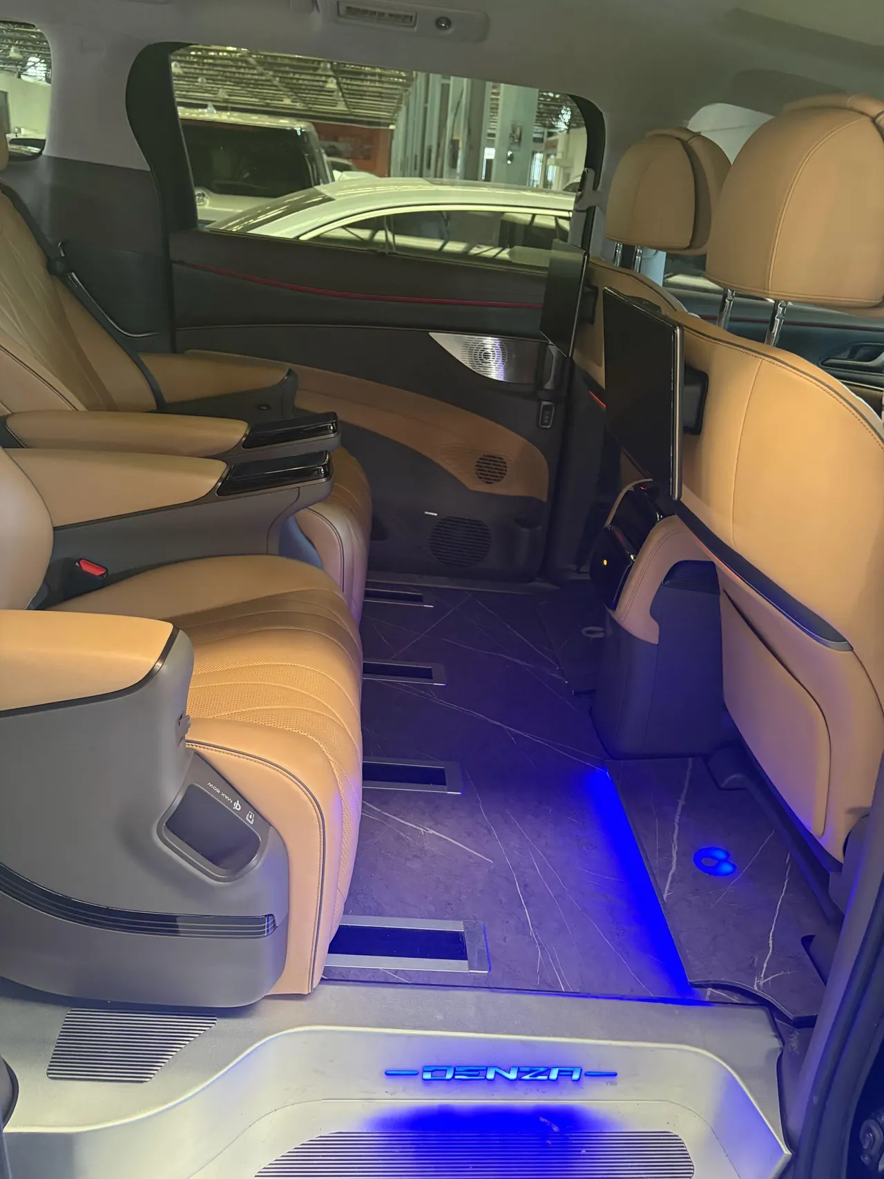 Denza 2022 Denza D9 DM-i 1.5T stepless 970 four-wheel drive flagship automatic gear 13