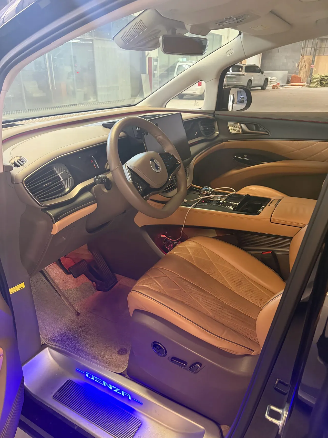 Denza 2022 Denza D9 DM-i 1.5T stepless 970 four-wheel drive flagship automatic gear 7